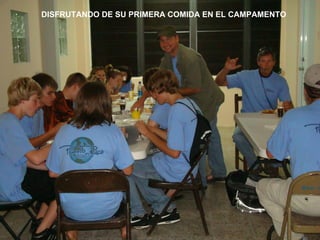 DISFRUTANDO DE SU PRIMERA COMIDA EN EL CAMPAMENTO
 