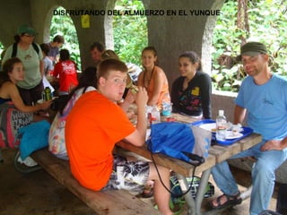 DISFRUTANDO DEL ALMUERZO EN EL YUNQUE
 
