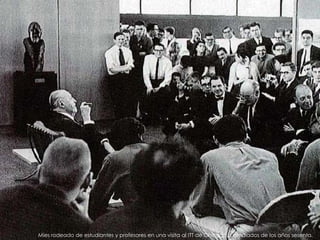 Mies rodeado de estudiantes y profesores en una visita al ITT de Chicago a mediados de los años sesenta.
 