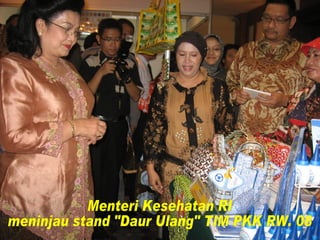 Menteri Kesehatan RI meninjau stand "Daur Ulang" TIM PKK RW. 08 