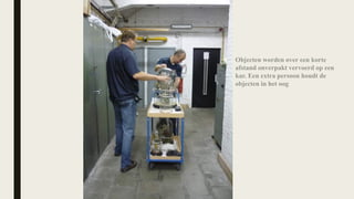 Objecten worden over een korte
afstand onverpakt vervoerd op een
kar. Een extra persoon houdt de
objecten in het oog
 