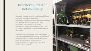 Bescherm	jezelf	en	
het	voorwerp
Bepaalde	voorwerpen	zijn	ooit	behandeld	met	
(nu	soms	verboden)	chemische	
bestrijdingsproducten,	zoals	DDT,	mottenballen	
enz.	Andere	zijn	mogelijk	besmet	met	
schimmels.	Het	hanteren	van	zulke	
voorwerpen	brengt	gezondheidsrisico's	met	
zich	mee.	Zorg	ervoor	dat	je	jezelf	voldoende	
beschermt.
Als	mens	kan	je	ook	zelf	schade	toebrengen.	Zo	
kan	je	horloge	aan	een	voorwerp	blijven	haken	
of	de	pen	in	je	zak	inktsporen	nalaten	op	de	
prent	die	je	vastnam. Denk	ook	aan	
vingerafdrukken. Zorg	ervoor	dat	je	deze	
risico's	alvast	uitsluit.
 
