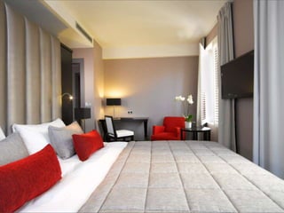 Martin’s Brugge
• 8 meetingrooms
• From 5 to 160 guests
• Cosy Terrace
• Coffee break under vaults
from the Middle Ages
 