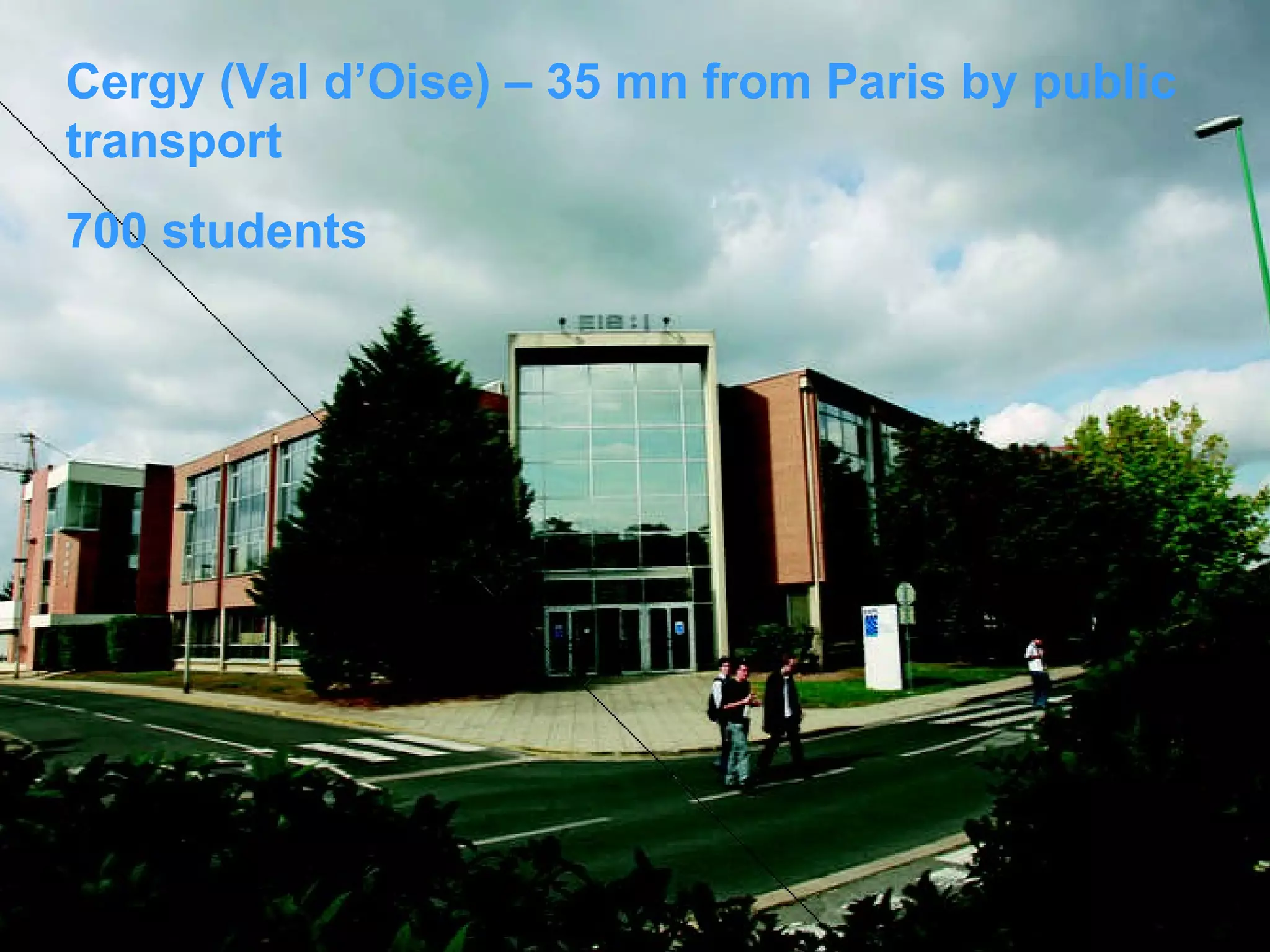 Cergy (Val d’Oise) – 35 mn from Paris by public transport 700 students 