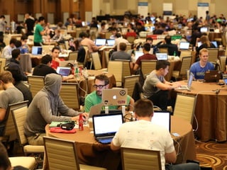 6 parcours complémentaires, composés de 60 modules hebdomadaires
•  code : le développement d'applications web / mobile
•  fab : la fabrication numérique
•  IoT : l'internet des objets
•  data : la gestion des données
•  media : médias et réseaux sociaux
•  transfo : la médiation et l'accompagnement au numérique
Capacitation individuelle et collective par le numérique
•  culture numérique, savoir-être, posture de collaboration et d'innovation, apprendre à apprendre
•  prototypage de projet et accompagnement à l'entrepreneuriat
Un référentiel ouvert Grande Ecole du Numérique,
contributif et en biens communs
Le numérique comme levier
d'innovation sociale
outils
numériques
pratiques
numériques
 