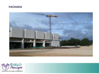 La sala de lectura tiene una disposición en abanico que se ilumina cenitalmente, pero que también ofrece visuales sobre el parque a través de macizas ventanas que evitan el ingreso de la luz directa.  