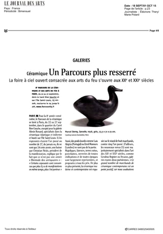 Date : 18 SEPT/01 OCT 15
Pays : France
Périodicité : Bimensuel
Page de l'article : p.23
Journaliste : Éléonore Thery/
Marie Potard
Page 4/6
CARRE5 0488325400505Tous droits réservés à l'éditeur
GALERIES
céramique Un Parcours plus resserré
La foire à ciel ouvert consacrée aux arts du feu s'ouvre aux XXe
et XXIe
siècles
8e
PARCOURS DE LA CERA-
MIQUE ET DES ARTS DU FEU A
PARIS, du 22 au 27 septembre,
dans le Carre Rive Gauche et
sur l'île Saint-Louis, tlj iih-
2Oh, nocturne le 21» jusqu'à
22h,www.franceantiq.fr
PARIS • Pour la 8e
annee conse
cubve, le Parcours de la céramique
se dent a Pans, du 22 au 27 sep
tembre, dans le quartier du Carre
RiveGauche,exceptepourlagalène
Alexis Renard, spécialisée dans la
céramique islamique et indienne
et basée sur lile Saint Louis Si les
exposants étaient l'an passe au
nombre de 27, du jamais vu, Js ne
sont que 24 cette annee, une baisse
queChristianBealu,presidentde
lamanifestation,expliqueparle
fait que ce n'est pas une annee
« Biennale des antiquaires »
«Certainsexposantssontconvam
eusqueplusilyademanifestations
enmêmetemps,plusc'estporteur»
Marcel Derny, Sarcelle, 1958, gres, 23,5 x 31 x 23 cm.
Courtesy Galerie Dumonteil Paris
Aussi,despoidslourdscommeLuis
Alegna(Portugal)ouErrolManners
(Londres) nesontpasde la partie
Majoliques,faiences,terrescuites,
porcelaines, verreries de toutes
civilisations et de toutes époques
sont largement représentées, et
proposées a tous les prix De plus
enpluspresente,lacéramiquemo
derne et contemporaine est expo
sec sur le stand de huit marchands,
contre cinq l'an passe D'ailleurs,
les nouveaux venus (5) sont ma
joritairement spécialises dans l'art
des XXe
et XXIe
siècles, comme
Gendras Régnier ou Arunes, gale
nes toutes deux parisiennes « Ce
grand nombre de marchands de
céramique contemporaine est un
point positif, car nous souhaitons
 