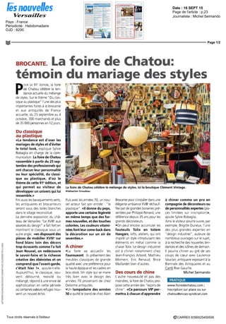 Date : 16 SEPT 15
Pays : France
Périodicité : Hebdomadaire
OJD : 8200
Page de l'article : p.23
Journaliste : Michel Seimando
Page 1/2
a97095615c00230cf2424124d901b51322f5f88151cc55e
CARRE5 8390025400506Tous droits réservés à l'éditeur
BROCANTE. La foire dè Chatou:
témoin du mariage des styles
P
OUR SA 91E
ÉDITION, la foire
de Chatou célèbre la ten-
dance actuelle du mélange
de styles Sur le thème "Du clas-
sique au plastique" l'une des plus
importantes foires à la brocante
et aux antiquités de France
accueille, du 25 septembre au 4
octobre, 700 marchands et plus
de35DOOpersonnesen 12jours
Du classique
au plastique
«La tendance est d'oser les
mariages de styles et d'éviter
le total look, explique Sylvie
Robagha en charge de la com-
munication La foire de Chatou
rassemble à partir du 25 sep-
tembre des professionnels qui
ont chacun leur personnalité
ou leur spécialité, du classi-
que au plastique, d'où le
thème de cette 91e
édition, et
qui permet au visiteur de
développer un univers qui lui
ressemble.»
Fmiaussilesbaraquementsverts,
les antiquaires et brocanteurs
seront sous des toiles blanches
dans le village reconstitué
La dernière exposition du châ-
teau de Versailles "Le XVIIIe
aux
sources du design" a fait fort en
montrant le classique sous un
autre angle, «en disposant des
pièces de mobilier XVIIIe
sur
fond blanc loin des décors
trop écrasants comme l'a fait
Jean Nouvel, on redécouvre
le savoir-faire et la richesse
créative des ébénistes et on
comprend que l'avant-garde,
c'était hier !», ajoute-t-elle
Aujourd'hui, le classique, sou-
vent détourné, revisité ou
mélangé, répond à une envie de
sophistication en cette période
où certaines valeurs refuges trou-
vent un nouvel écho
La foire de Chatou célèbre le mélange de styles. Ici la boutique Clément Vintage.
©Sebastien Siraudeau
Puis avec les années 70, un nou-
vel acteur fait son entrée "le
plastique" «ll donne du peps,
apporte une certaine légèreté
en même temps que des for-
mes nouvelles, et des touches
colorées. Les couleurs vitami-
nées font leur come-back dans
la décoration sur un air de
seventies.»
A chiner
•La foire va accueillir les
Faurouxont ils présentent des
meubles classiques de grande
qualité avec une préférence pour
la haute époque et les cadres en
bois doré Un style qui se marie
très bien avec le design des
années 70 provenant de chez
Delorme antiquités
•Un lampadaire des années
50 a quitté le stand de chez Alain
Brocante pours'installerdans une
éléganteambianceXVIIIe
réchauf-
fée par de grandes boiseries pré-
sentées par Philippe Renard, une
référence depuis 35 ans pour les
grands décorateurs
•On peut encore accumuler les
fauteuils Tolix en totem
Hangars, lofts, ateliers, qui ont
inspiré un style introduisant des
éléments en métal comme la
chaise Tolix Le design industriel
est à chiner notamment chez
Jean-François Arboré, Mathieu
Momem, Eric Renaud, Brice
Maillardet bien d'autres
Des cours de chine
L'autre nouveauté et pas des
moindres, la foire de Chatou pro-
pose cette année des " leçons de
chine" «Ce parcours VIP per-
mettra à chacun d'apprendre
à chiner comme un pro en
compagnie de décorateurs ou
de personnalités expertes (pla-
ces limitées sur inscription)»,
ajoute Sylvie Robagha
Ainsi levisiteur pourra suivre, par
exemple, Brigitte Durieux, l'une
des plus grandes expertes en
"design industriel", auteure de
nombreux ouvrages sur le sujet,
à la recherche des nouvelles ten-
dances et des icônes de demain
ll pourra chiner au gré de ses
coups de coeur avec Laurence
Vauclair,antiquaireexposantàla
Biennale des Antiquaires et au
Carré Rive Gauche
Michel Seimando
PRATIQUE
www.foiredechatou.com ;
Inscription sur place ou sur
chatou@sncao-syndicat.com
 