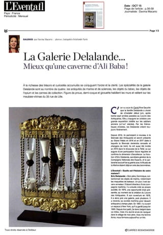 Date : OCT 15
Pays : France
Périodicité : Mensuel
Page de l'article : p.56-58
Journaliste : Davina Macario
Page 1/3
CARRE5 8030455400508Tous droits réservés à l'éditeur
GALERIES par Dauna Macano | photos nliquitcs Delalande Pans
La Galerie Delalande...
Mieux qu'une caverne d'Ali Baba !
A la richesse des tresors et curiosités accumules se conjuguent l'ordre et la clarté Les spécialités de la galerie
Delalande sont au nombre de quatre les antiquités de marine et de sciences, les objets du tabac, les objets de
l'opium et les cannes de collection Figure de proue, demi-coque et girouette habillent les murs et veillent sur les
meubles-vitrines du 35 rue de Lille
C
t EST AU CŒUR du Carre Rive Gauche
que la famille Delalande a choisi
de s'installer début juin, après
trente-sept annees passées au Louvre des
Antiquaires Elle y inaugure en octobre une
grande exposition médite sur les sabliers
anciens (xv" xixe
siècles) Par les théma-
tiques choisies, les Delalande créent tou-
jours l'événement
Depuis 2012, ils participent a nouveau a la
Biennale des Antiquaires et seront présents
au Grand Palais en 2016 et en 2017 (date a
laquelle la Biennale deviendra annuelle et
changera de nom) Ils ont aussi ete invites
en 2013 dans le showcase de la Tefaf ce qui
augure d'une participation future régulière et
confirme la dimension d'excellence La fonc
tion d'Eric Delalande, secretaire general de la
Compagnie Nationale des Experts, et le par-
tenariat exclusif de la galerie avec le Musee de
la Marine étaient déjà en cela des barometres
L'Eventail - Quelle est l'histoire de votre
maison?
Eric Delalande - Mon pere, Dominique, col-
lectionnait les objets de marine, notamment
les maquettes de bateaux Un jour, il est de-
venu armateur D'abord directeur d'une com-
pagnie maritime, il a ensuite cree sa propre
societe En 1976, une opportunite s'est pré-
sentée, au moment de la creation du Louvre
des Antiquaires A son ouverture en 1978,
il a alors pris une galerie, puis plusieurs ll
a revendu sa societe maritime pour devenir
antiquaire a temps plein En 1987, il a ouvert
un espace a New York qu'il a garde jusqu'en
1993 Depuis tout petit, j'ai donc baigne dans
ce milieu Cela m'a donne envie de naviguer
dans le sillage de mon pere Avec ma femme
Anna, nous formons aujourd'hui un trio
 
