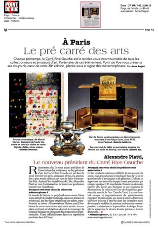 Date : 27 MAI / 02 JUIN 15
Pays : France
Périodicité : Hebdomadaire
OJD : 167074
Page de l'article : p.48-49
Journaliste : Anne Rogier
Page 1/2
CARRE5 6963904400502Tous droits réservés à l'éditeur
ÀParis
Le pré carré dcs artsChaque printemps, le Carré Rive Gauche est le rendez-vous incontournable de tous les
collectionneurs et amateurs d'art. Partenaire de cet événement, Point de Vue vous présente
ses coups de coeur de cette 38e
édition, placée sous le signe des métamorphoses. ParAnnesogier
Averse chromatique, de Marcel
Marois. Tapisserie de haute lice,
trame en laine sur chaîne en coton.
Signée, datée, pièce unique.
Galerie Chevalier.
Bardeformequadrangulaireendécrochements,
recouvert d'une laque Duco, circa 1930.
Jean Pascaud. Galerie Lefebvre.
Rare surtout de table en porcelaine anglaise de
Minton sur socle en bronze, XIXe
siècle. Galerie Fia.
Alexandre Piatti,
Le nouveau président du Carré Rive Gauche
Récemment élu, le tout jeune président de
l'association des antiquaires et des galeristes
d'art du Carré Rive Gauche est né dans le
sérail. Derrière son père, antiquaire à Nice, il a arpenté,
dès sa plus tendre enfance, ces rues de Saint-Germam-
des-Prés. Aujourd'hui installe rue de Lille, Alexandre
Piatti se veut l'ambassadeur de toute une profession
tournée vers l'excellence.
Pourquoi avez-vous choisi le thème des
métamorphoses ?
Le monde de l'art est en perpétuel mouvement. Nous
avons décidé de rendre hommage à tous ces artisans et
artistes qui, par leur force créatrice et leur talent, trans-
forment et créent. Métamorphoses illustre aussi révo-
lution de notre association qui, cette année, met en
place un fonds de dotation, destiné à encourager la
création française et à financer des restaurations patri-
moniales. Il sera officiellement lancé en septembre
prochain dans le Carré.
Pourquoi avez-vous choisi de présider cette
association?
Ce fut un choix mûrement réfléchi. Je suis encore très
jeune, maîs je souhaitais m'impliquer dans la vie dc ce
quartier riche d'antiquaires et de galeristes. D'abord en
apportant une nouvelle énergie à cette association qui
compte quelque 120 marchands. Ensuite en donnant
encore plus envie aux Parisiens et aux touristes de
découvrir ou de redécouvrir l'un des hauts lieux pari-
siens du marché de l'art. Dans le Carré, il y a un éven-
tail unique et impressionnant de professionnels
exigeants et passionnés, qui toute l'année offrent une
sélection pointue d'œuvres dans des domaines aussi
divers que le mobilier, la peinture ancienne ou contem-
poraine, la céramique et la porcelaine, le design, le tex-
tile, la sculpture, le dessin, les arts premiers, les arts
décoratifs... •
«Métamorphoses», du 3 au 7 juin, de 11 h a 19h.
www carrenvegauche com
 