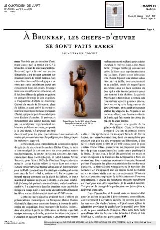 LE QUOTIDIEN DE L'ART
2 PLACE DU MARECHAL JUIN
75017 PARIS
10 JUIN 14
Quotidien
Surface approx. (cm²) : 439
N° de page : 8
Page 1/1
TRIBALART
9155540400504/CLA/OTO/3
Eléments de recherche : PARCOURS DES MONDES ou SALON INTERNATIONAL DES ARTS PREMIERS : du 10 au 15/09/13 à Paris 6ème,
toutes citations
A BRUNEAF, LES GHEFS-D^ŒUVRE
SE SONT FAITS RARES
PAR ALEXANDRE CROCHET
••— Plombée par des trombes d'eau,
mais aussi par la tenue du G7 à
Bruxelles le jour de son inauguration,
Bruneaf, qui a fermé ses portes
dimanche, a pu ensuite compter sur
plusieurs jours de soleil radieux. Ces
considérations météorologiques ne
sont pas sans incidences pour cet
événement hors les murs. Bruneaf
reste une manifestation détendue, où
il fait bon flâner de galerie en galerie
en prenant le temps de voir les pièces.
« L'exposition d'objets de Nouvelle-
Guinée du musée de Tervuren, place
du Sablon, a aussi attiré du monde »,
relève le marchand Renaud Vanuxem
(Paris), qui participe à Bruneafdepuis
une dizaine d'années. Il présentait
notamment une canne Baoulé, rare
par sa sculpture représentant un
homme juché sur un autre, proposée
à 15 000 euros. « À Bruneaf, on reste
dans le réel pour les prix, contrairement aux maisons de
ventes qui poussent en avant les pedigrees pour faire grimper
lesenchères»,juge-t-il.
Cette année, sous l'impulsion de la nouvelle équipe
dirigée par le marchand bruxellois Didier Claes, la foire
a communiqué de concert avec ses deux petites soeurs
indépendantes, la BAAF (Brussels Ancient Art Pair,
spécialisée dans l'archéologie), et l'AAB (Asian Art in
Brussels, pour l'Asie). Difficile d'évaluer l'impact de cette
mesure. Lucas Ratton relève la visite dans son espace
« d'une conservatrice de Floride venue avec un collectionneur
pour la BAAF. Les amateurs d'archéologie se mélangent moins
avec ceux de l'art tribal », estime-t-il. En occupant un
nouvel espace donnant sur la place du Sablon, le jeune
marchand parisien gagne en visibilité. « Du coup, confie-
t-il, j'ai essayé de présenter moins d'objets, mais de meilleure
qualité». Il a ainsi vendu dans les premiers jours un fétiche
Kongo au visage noir, « rare dans une telle taille dépassant
les 60 cm » dont il demandait environ 45 DOO euros.
Certains participants avaient fait l'effort de
présentations thématiques. La Française Maine Durieu
déclinait le blanc sous toutes ses formes, à travers de petits
objets en coquillage, bois recouvert de kaolin, ivoire...
Avec des pièces à partir de 400 euros, ce thème « qui fait
voyager beaucoup », dit-elle, promène le visiteur duJapon à
l'Océanie en passant par l'Afrique. « LesAméricains restent
Statue Kongo, fm du XIX" siècle, Congo,
bois polychrome, verre, H 54 cm
© Lucas Ratton.
malheureusement méfiants pour acheter
ce qui est en ivoire », note-t-elle. Marc
Felix (Congo Gallery) consacrait
cette édition aux représentations
masculines. Parmi cette sélection
très réussie figurait une statue Lulua
rare par sa taille, son ancienneté
et sa qualité, ornée de magnifiques
scarifications de face comme de
dos, qui a vite trouvé preneur pour
une somme à six chiffres. La galerie
Montagu! (Barcelone) a vendu dès
l'ouverture quatre grosses pièces,
dont un reliquaire Fang autour de
100 DOO euros. Elle acédé une grande
statue lagalagana du Nigeria à un
nouveau client, une femme médecin
de Paris, qui fait partie des Amis du
musée du quai Branly.
Occupant une partie de la
galerie de Didier Claes, le Parisien
Bernard Dulon montrait entre
autres trois spectaculaires masques Mende de Sierra
Leone, un rassemblement rare, dont un exemplaire peu
courant aux plis du cou évoquant un Bibendum, à des
tarifs situés entre 6 DOO et 20 DOO euros pour le plus
ancien. Didier Claes, quant à lui, ne proposait pas cette
fois de pièces exceptionnelles, après avoir participé à
la Brafa (Bruxelles), à Tefaf (Maastricht) en mars et
avant d'exposer à la Biennale des Antiquaires à Paris en
septembre. Pour certains exposants français, Bruneaf
permet d'acquérir des pièces en prévision des rendez-vous
parisiens, la Biennale des Antiquaires ou le Parcours des
Mondes, en s'appuyant sur un réseau local de fidèles
ou en rendant visite aux autres exposants. D'autres
facteurs peuvent expliquer la faible présence d'oeuvres
importantes. « Quand les marchands trouvent rapidement
un client pour une pièce importante, ils la vendent aussitôt.
Très peu ont le courage de la garder pour une future foire »,
relève un exposant.
Dans l'ensemble, si Bruneaf reste un terrain idéal
pour les pièces de qualité à prix cléments, cette édition,
contrairement à certaines années, ne restera pas dans
les annales côté chefs-d'œuvre. « ll faut encore affiner la
sélectivité, privilégier la qualité sur la quantité, pour faire
venir de gros marchands étrangers. Mais cette foire reste
complémentaire du Parcours des Mondes à Paris et très
bénéfique », confiait un participant.
 