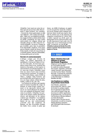 14 BOULEVARD HAUSSMANN
75438 PARIS CEDEX 09 - 01 57 08 50 00
05 DEC 14
Quotidien Paris
OJD : 317225
Surface approx. (cm²) : 299
N° de page : 30
Page 2/2
PHENIX2
2523922400508/XMB/AZR/1
Tous droits réservés à l'éditeur
Cirkafrika 2 met aussi sur scène des ar-
tistes qui ont envoyé leur vidéo directe-
ment à Alain Fâcherie. Par centaines.
«Souvent des choses quelconques ou déjà
vues millefois », dit-il. Mais aussi des pé-
pites : filmé avec un téléphone portable,
une équipe de huit acrobates lâchés dans
un jardin, propulsant sur leurs mains
entrecroisées un voltigeur debout qui
rebondit, plonge et s'élève dans des en-
vols de banquine. Ou encore, l'image un
peu tremblée, prise dans la pénombre
d'un improbable chapiteau, d'un jeune
garçon sautant comme un oiseau volette
d'une épaule à l'autre de son porteur en
s'arrêtant parfois, saisipar l'immobilité,
les deux pieds posés sur sa tête.
Sorcier et contorsionniste
L'Afrique compte peu d'écoles de
cirque. Les artistes apprennent en
autodidacte, l'oeil sur les vidéos et l'en-
vie d'en découdre. Ils font leurs pre-
mières armes dans la rue, montent des
numéros à leur guise, se font repérer et
entrent dans le circuit international. « tt
n'y aura pas d'autre Cirkafrika avant
trois ans, faute d'avoir assez d'artistes
de haut niveau àprésenter. En Afrique, il
y a 500 à 600 artistes, contre 20000 en
Chine», explique Alain Fâcherie, qui
prévoit dans deux ans d'innover encore
avec un cirque cubain, rythmé de salsa,
rumba, combo et cha-cha-cha.
Car Fâcherie le sait bien, qui organise
aussi le Festival mondial du cirque de
demain: le cirque bouge comme rare-
ment et les spectacles doivent leur
succès au renouvellement des plaisirs.
Avec son casting de 48 danseurs, musi-
ciens et acrobates, Cirkafrika 2 ne pré-
sente ni les mêmes artistes (hormis les
clowns sud-africains) ni les mêmes
couleurs que Cirkafrika I. Les balafons
ont remplacé la kora, un diable fait
danser un sac, une contorsionniste
s'enroule avec des souplesses de
flamme, un duo d'acrobates dompte
des balles vives comme la pluie qui
danse, un défilé d'animaux en papier
escorte un guerrier masaï de 4 mètres,
un sorcier masqué mène tambour bat-
tant une danse zaouli sans répéter deux
fois les mêmes pas et des danseurs de
claquettes ressuscitent le Cotton Club.
L'ombre reprend ses droits après un
finalgospeloùles6DOOpersonnessous
la toile reprennent d'une seule voix Oh
Happy Day! en se trémoussant sur leur
siège. Un miracle, on vous dit ! •
Cirkafrika 2, pelouse de Reuilly (Paris XM*),
jusqu'au 11 janvier. Puis tournée en France
jusqu'au 21 février.
EN BREF
Marie-Christine Barrault
défendralegrenier
des Grands-Augustins
DirigéparLucienClergue,décédé
le15novembredernier,
le comité de soutien du grenier
desGrands-Augustins,oùPicasso
apeintGuernica,auradésormais
àsatêtel'actriceMarie-Christine
Barrault. Unpermisdeconstruire
a été déposépour transformer
ce lieu historique en résidence
hôtelière de luxe.
Léa Seydoux au casting
duprochainJamesBond
SamMondes,réalisateur
duprochain 007, Spectre, vient
de révéler le casting complet
du24e
épisode deJamesBond.
AuxcôtésdeDanielCraig,qui
incarnera le célèbre agent pour
la quatrième fois, onretrouvera
Léa Seydoux et Monica Bellucci
enJames Bond girls.
Si leurs rôles n'ont pas encore
été précisés, on sait en revanche
depuis plusieurs semaines
que ChristophWaltz incarnera
le méchant.
16/19
 