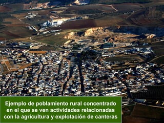 Ejemplo de poblamiento rural concentrado
 en el que se ven actividades relacionadas
con la agricultura y explotación de canteras
 