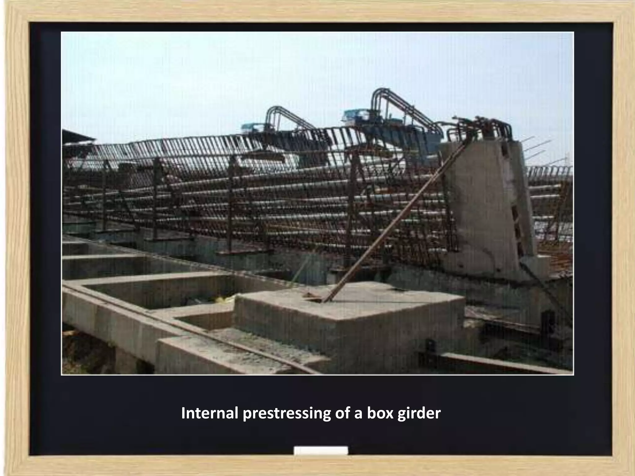 Internal prestressing of a box girder

 