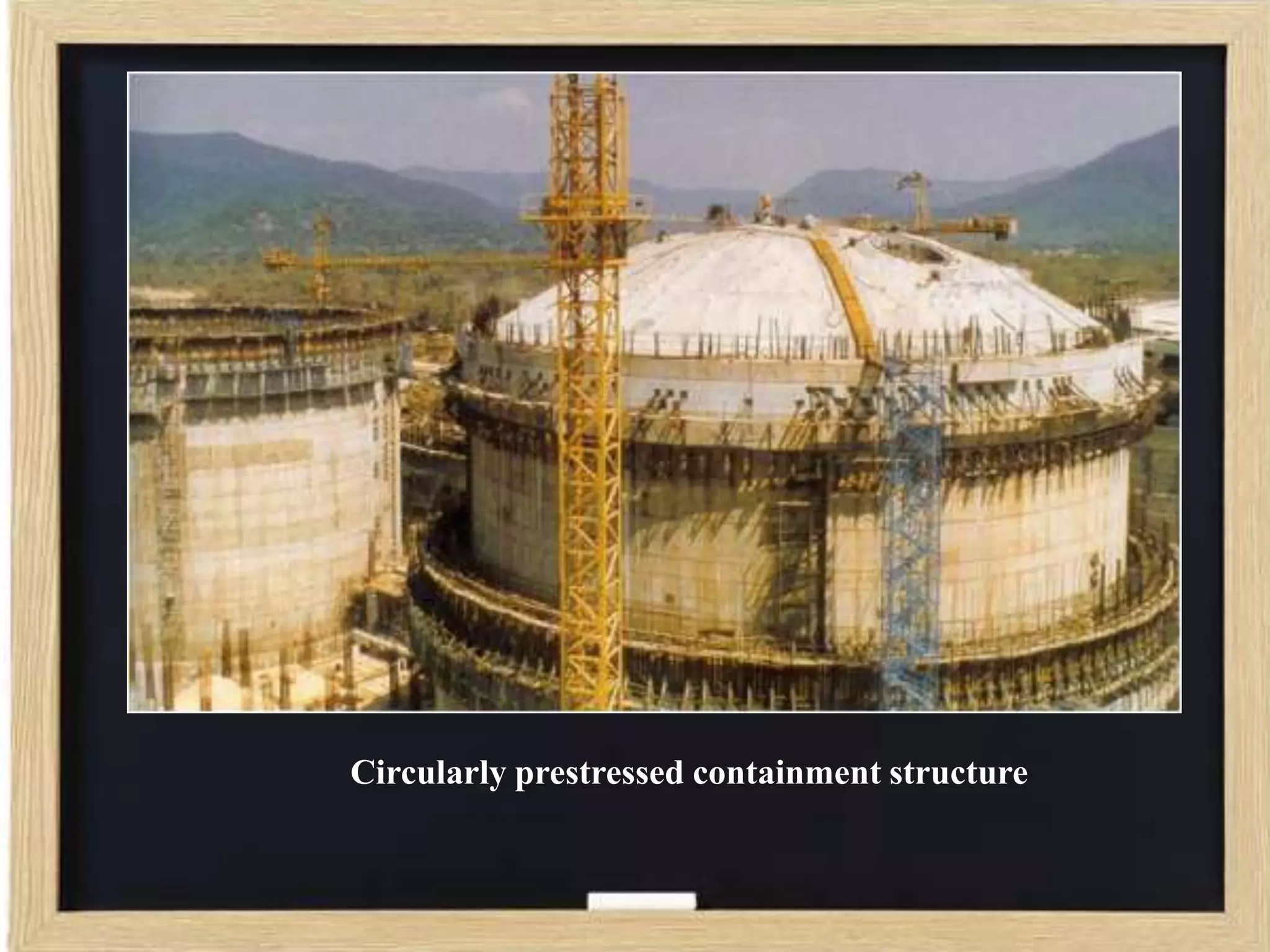Circularly prestressed containment structure

 