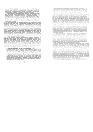 municipal de la localidad, de la que había sido director en 1921-1922. Así
conocí al señor Ibáñez, que desempeñaba un preceptorado, habiéndome
impresionado favorablemente su actuación. Años después volví a encon-
trarme con él en Achacachi, lo reconocí y le solicité sus servicios.
Anacleto Zeballos tenía una escuelita particular sostenida por los in-
dios, en Chiquipa, el lugar donde presencié la escena de los ladrillos. Era
hombre de campo y de grandes condiciones. Los indios lo apreciaban y se
captó el cariño de sus alumnos, con quienes, en los primeros días de Wari-
sata, solía visitarme arrimando el hombro en las construcciones o trasla-
dando arena y piedras. Desde el comienzo sintió gran atractivo por nues-
tra obra, y como ha podido ver el lector, su firma está en el Acta de
fundación de la escuela.
A Félix Zavaleta lo define una anécdota. Cuando yo era Director de la Escuela
de Corocoro, como tengo dicho, al mismo tiempo tenía a mi cargo el quinto curso
de primaria. Organicé con los alumnos un gobierno escolar a fin de crearles
sentido de responsabilidad y ejercitarlos en esta clase de funciones
democráticas donde la minoría se somete a la mayoría. Un día, ' como de
costumbre, se presentaron los alumnos a las ocho de la mañana, pero equipados
para ir de excursión. Cuando me disponía a dictar mi clase, un muchacho de
11 ó 12 años se puso de pie y en nombre de sus compañeros me hizo saber que
habían resuelto pasar ese día en el campo. Le respondí que tal cosa no me
parecía bien porque teníamos mucho trabajo, y que aplazaran la excursión; a
lo que el muchacho, que se mantenía de pie, golpeó el pupitre con la palma de
la mano, exclamando con energía: ¡Señor, el pueblo manda y usted obedece!
Aquél muchacho era Félix Zavaleta.
Este trío de hombres trabajó denodadamente, siempre dispuestos a
cualquier esfuerzo aunque fuera superior a sus posibilidades. Si había que (
pisar barro, abrir zanjas con el agua hasta las rodillas, pasar la noche
atizando el horno de estuco o de ladrillos, levantarse a las cinco de la cv
mañana para acumular materiales y luego atender el aula; si había que
plantar arbolitos, llenar de flores las avenidas, laborar en los campos de
experimentación de cultivos, reunir combustible, trasladar adobes, ladrillos o
arena, o moler estuco; ahí estaban ellos, siempre entusiastas y abnegados,
cumpliendo el deber que voluntariamente se habían impuesto.
2. Rumbos señalados por las experiencias de 1931
El trabajo iniciado con este magnífico grupo de maestros me hizo ver que
los cinco meses de 1931 habían sido de trascendencia definitiva para la
educación indigenal en Bolivia; habíamos encontrado normas y rumbos,
aunque embrionarios, pero que aseguraban un desarrollo constante hacia
la madurez plena. En efecto, 1931 fue una etapa de valiosas experiencias,
y fue entonces que nos encontramos con los vestigios de las antiguas insti-
tuciones precolombinas, las cuales nos orientarían en la tarea. Nuestra
misión consistía en profundizar la búsqueda y revitalizar estas formas del
pasado, para que la escuela fuera algo así como el producto biológico y
natural de aquella sociedad de indios.
100
Así continuamos nuestro trabajo, siempre lleno de dificultades y de
luchas contra los adversarios que veían en el crecimiento de la escuela un
peligro para sus sórdidos intereses. Pero junto a momentos de gran
amargura, los tuvimos también de singular satisfacción proporcionados
por la acción solidaria de maestros, padres de familia y alumnos.
Nuestras necesidades se hacían siempre mayores. Si bien el Presupuesto
fijaba una partida para el pago de sueldos a los tres maestros, en cam* ^
bio no había fondos para ningún otro gasto, al extremo de que durante f
>
todo ese año apenas recibimos la suma de quinientos bolivianos con los c^f
que no se podía hacer ni siquiera un transporte de materiales de La Paz. Eso
no quiere decir que hubiéramos descuidado nuestros reclamos; todo lo
contrario; sólo que en la Dirección General de Educación Indigenal estaba un
normalista, de lo más distinguido por cierto, pero que al parecer vivía ajeno
en absoluto a nuestras cotidianas peripecias; resultando así que jamás
nuestras reclamaciones tuvieron éxito.
Debíamos, por lo tanto, redoblar nuestros esfuerzos para continuar la
obra al mismo ritmo. Ahora necesitábamos materiales que no se podía pro-
ducir en Warisata, ya que lo eran de importación. El indio gustoso hubiera
dado su dinero, pero no lo tenía; además, ya daba su trabajo, sin el cual
nada se habría movido. En consecuencia, tuvimos que seguir alimentando
la obra con nuestros propios recursos, con los cuales adquirimos material
de ferretería, herramientas de mecánica y carpintería, madera y todo
cuanto exigía la escuela.
La intervención del indio y su interés en el manejo de la cosa pública se
hacían cada vez más ciertos y reveladores. Estaba surgiendo de lo profun-
do de los estratos sociales el hálito vital de los viejos tiempos, y eso,
pausadamente, sin presión alguna, como la cosa más natural del mundo.
Todo se incorporaba a la nueva tradición escolar, se convertía en costum-
bre y se hacía ley. El Consejo de Administración era el centro donde con
máxima plenitud se manifestaba este estado de cosas; era la resurrección
de la ulaka, y por eso, casi sin notarlo, empezó a llamársele Parlamento
Amauta, nombre con el que lo designaremos en lo posterior.
Qon esta institución la escuela se convirtió en algo nuevo: ya no se trataba
únicamente de la labor escolar, a pesar de la gran amplitud que había
alcanzado; sino que pasaba a ser la escuela productiva, la escuela que jugaba
un rol en la economía, creando riqueza, obteniéndola del ambiente circunde,
aparentemente hosco y estéril, pero que al hombre de trabajo le compensa con
variadísimos recursos. En este aspecto, eminentemente social, el Parlamento
tenía el papel principal, como que era el dínamo que irradiaba energía a
raudales. A su magnífica disposición para el trabajo, se unía no poco
desinterés, como lo prueba el hecho de haber cedido los amautas,
gratuitamente, las tierras que necesitaba nuestro j4VJ] programa agrícola. Como
de costumbre, el primero que entregó su parcela *" «>* fue Avelino Siñani. Con
esos terrenos iniciamos nuestras grandes experiencias agrícolas, continuadas
después en escala nacional, las que, de haber seguido, hubieran permitido el
autoabastecimiento de todos los núcleos campesinos del país.
Quienquiera que haya asistido a la realización de labores agrícolas en
nuestro altiplano, ha debido sentir honda emoción contemplando el pausa-
101
 