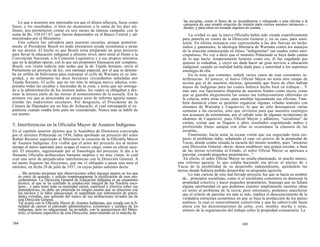 Lo que a nosotros nos interesaba era que el dinero afluyera, fuese como
fuese; y los resultados, si bien no alcanzaron a la suma de los diez mi-
llones, nos permitieron contar en seis meses de intensa campaña, con la
suma de Bs. 538.657.87, que fueron depositados en el Banco Central y ad-
ministrados por el Ministerio.
Esta colecta fue salvadora para nuestras escuelas, porque posterior-
mente el Presidente Busch no pudo prestarnos ayuda económica a pesar
de sus deseos. El hecho es que Busch tenía preparado un gran proyecto
para llevar la educación indigenal a altísimo nivel; pero tenía al frente a la
Convención Nacional, a la Comisión Legislativa y a sus propios ministros
que no le dejaban operar, con lo que sus propósitos fracasaron por completo.
Busch, con visión todavía más audaz que la de Tejada Sorzano, envió al
Parlamento un proyecto de ley, con mensaje especial, por el que se destina-
ba un millón de bolivianos para expropiar el ayllu de Warisata en su inte-
gridad, y no solamente las doce hectáreas circundantes señaladas por
Tejada Sorzano. El ayllu, que no era sino la antigua marca inkaica, com-
prendía todas las sayañas y haciendas de la zona, y tenía que ser entrega-
do a la administración de los mismos indios, los cuales se obligaban a des-
tinar la tercera parte de las tierras al sostenimiento de la escuela. Era la
primera vez que se proyectaba un ensayo serio de reforma agraria mante-
niendo las tradiciones seculares. Por desgracia, el Presidente de la
Cámara de Diputados era un hijo de Achacachi, el cual entrepapeló el ex-
pediente cuando estaba listo para ser considerado. Nunca más se habló de
ese asunto.
5. Interferencias en la Oficialía Mayor de Asuntos Indígenas
En el capítulo anterior dijimos que la Asamblea de Directores convocada
por el ministro Peñaranda en 1936, había aprobado un proyecto del señor
Rafael Reyeros sugiriendo al Ministerio la creación de la Oficialía Mayor
de Asuntos Indígenas. Era visible que el autor del proyecto era al mismo
tiempo el único aspirante para ocupar el nuevo cargo, como en efecto suce-
dió. El ministro, sugestionado por al fraseología del proyecto, le dio a la
flamante Oficialía atribuciones bastante amplias y no muy claras, lo cual
creó una serie de perjudiciales interferencias con la Dirección General. A
tal punto llegaron las fricciones, que me vi obligado a pasar una nota al
ministro, en fecha 28 de julio de 1937, en cuyas partes salientes decía:
... Me permito presentar mis observaciones sobre algunos puntos en los que
no estoy de acuerdo, y solicito respetuosamente la rectificación de esos pro-
cedimientos. La Dirección General de Educación Indígena es un organismo
técnico, al que se ha confiado la conducción integral de los Núcleos esco-
lares... y para tener toda su autoridad moral, espiritual y efectiva sobre sus
dependencias, no debe ser preterida en ningún asunto que se relacione con
los núcleos y la labor educacional, ni supeditada con intromisión de autori-
dades extrañas, que saliendo del marco de sus atribuciones invaden las de
esta Dirección General.
Tal ocurre con la Oficialía Mayor de Asuntos Indígenas, que creada con la fi-
nalidad de ejercer el patronato administrativo, económico y jurídico de los
indígenas, pero no educacional, ha invadido, con la aquiescencia del Minis-
terio, el terreno específico de esta Dirección, interviniendo en la marcha de
184
las escuelas, como si fuera de su incumbencia y relegando a esta oficina a la
categoría de una simple estación de trámite para ciertos asuntos intrascen-.-.
dentes, y para otros no tomada siquiera en cuenta...
La verdad es que la nueva Oficialía había sido creada exprofesamente
para ponerla en contra de la Dirección General y, en su caso, para susti-
tuirla. En última instancia esto representaba a las dos fuerzas en lucha:
indios y gamonales; la ideología libertaria de Warisata contra los manejos
de la reacción enmascarada en falsos "indigenistas" tan osados como ines-
crupulosos. No voy a decir que el ministro Peñaranda se haya dado cuenta
de lo que hacía: temperamento honesto como era, él fue engañado por
quienes lo rodeaban, y creyó sin duda hacer un gran servicio a educación
indigenal, cuando en realidad había dado paso y autoridad a los supremos
enemigos de ella.
En la nota que comento, señalé varios casos de esas constantes in-
terferencias. Al parecer, el nuevo Oficial Mayor no tenía otro campo de
acción que el de nuestros núcleos, ignorando que fuera de ellos habían
masas de indígenas para las cuales hubiera hecho bien en trabajar... Y
más aún: ese funcionario disponía de nuestros fondos como suyos, como
que se gastaba alegremente las sumas tan trabajosamente obtenidas en
la colecta, entre otras cosas, para amoblar lujosamente sus oficinas. Tam-
bién denuncié cómo se permitió organizar algunas veladas teatrales con
alumnos de Warisata y Caquiaviri, lo que no sólo desorganizó varias
semanas a las escuelas, sino que sirvieron para que nuestros enemigos
nos acusasen de extremistas, por el subido tono de algunas recitaciones de
alumnos de Caquiaviri; pues Oficial Mayor y adláteres, "socialistas" de
cartón, creían que se llegaría a altos resultados esgrimiendo puños y
profiriendo frases aunque con ellas se ocasionase la clausura de las
escuelas...
Finalmente, hacía notar la escasa visión que ese negociado tenía res-
pecto al problema indio, señalando el caso sui géneris de la propiedad de
Vacas, donde estaba situada la escuela del mismo nombre, pues "mientras
esta Dirección General -decía- desea establecer una granja escolar, a base
de las tierras revertidas al Estado, el señor Oficial Mayor se apresura a
parcelar, creando pequeños propietarios...".
En efecto, el señor Oficial Mayor no estaba planteando, ni mucho menos,
una reforma agraria: lo que estaba haciendo era privar al núcleo de «
Vacas de la posibilidad de su desarrollo independiente, quitándole las
tierras donde hubiera podido desarrollar su programa agrícola.
Lo más curioso de este mal llevado proyecto fue que se hacía en nombre
de... principios socialistas, como si el socialismo consistiera en destrozar la
propiedad colectiva y hacer pequeños propietarios. Supongo que no faltará
alguna oportunidad en que podamos exponer ampliamente nuestras ideas
en torno al problema de la tierra; pero entretanto, podemos manifestar
que el criterio de parcelar sin más ni más, implica el desconocimiento de la
verdadera estructura económica en que se basa la producción de los países
andinos, la cual es esencialmente colectivista y que ha sobrevivido hasta
ahora con las denominaciones de jatha, ayni, minkka, marka y otras,
síntesis de la organización del trabajo sobre la propiedad comunitaria. La
185
 