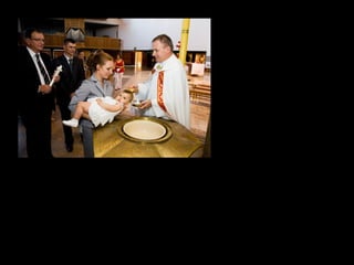 Chrzest
Dziecko które przychodzi na świat zostaje przyniesione
do kościoła, gdzie przyjmuje chrzest.
Przez chrzest stajemy się dziećmi Bożymi oraz członkami
wspólnoty Kościoła Katolickiego.
 