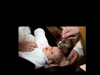 Chrztu udziela kapłan przez polanie główki dziecka i
równoczesne wypowiedzenie słów:
„……(imię dziecka) Ja ciebie chrzczę w imię Ojca i Syna i Ducha Świętego”.
 