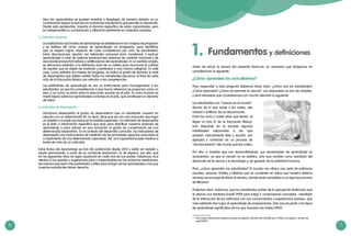 6 7
Fundamentos y definiciones1.
Antes de iniciar la lectura del presente fascículo, es necesario que tengamos en
consideración lo siguiente:
¿Cómo aprenden los estudiantes?
Para responder a esta pregunta debemos tener claro: ¿Cómo son los estudiantes?
¿Cómo aprenden? ¿Cómo se aprende la ciencia?. Las respuestas no son tan simples,
y será necesario que consideremos con mucha atención lo siguiente:
Los estudiantes son “nuevos en el mundo”.
Mucho de lo que existe y les rodea, sea
natural o artificial, les es desconocido.
Entre los ocho y nueve años que tienen, al
llegar al ciclo IV de la Educación Básica,
han adquirido en la escuela algunas
habilidades adicionales a las que
poseían naturalmente (leer y escribir, por
ejemplo) y continúan en un proceso de
“reconocimiento” del mundo que les rodea.
Por ello, a medida que van desarrollándose, sus necesidades de aprendizaje se
acrecientan, ya que el mundo no es estático, sino que cambia como resultado del
desarrollo de la ciencia y la tecnología y, en general, de la actividad humana.
Pero, ¿cómo aprenden los estudiantes? El mundo nos ofrece una serie de estímulos
visuales, sonoros, táctiles y olfativos que se convierten en datos que nuestro sistema
nervioso se encarga de llevar al cerebro, donde serán sometidos a un riguroso proceso
de filtración.
Podemos decir, entonces, que los estudiantes parten de la percepción (estímulos que
le ofrecen sus sentidos) (Lovell 1999) para luego ir construyendo conceptos –resultado
de la interacción de los estímulos con sus conocimientos y experiencias previas– que
más adelante dan lugar al aprendizaje de proposiciones. Esto nos recuerda a los tipos
de aprendizaje significativo de los que Ausubel nos habla (1983)1
.
1 	 Para mayor información podemos revisar el capítulo 2 del libro de AUSUBEL et al. (1983) y el capítulo 1 de libro de
Lovell (1999).
bien las capacidades se pueden enseñar y desplegar de manera aislada, es su
combinación (según lo que las circunstancias requieran) lo que permite su desarrollo.
Desde esta perspectiva, importa el dominio específico de estas capacidades, pero
es indispensable su combinación y utilización pertinente en contextos variados.
3. Estándar nacional
	 Los estándares nacionales de aprendizaje se establecen en los «mapas de progreso»
y se definen allí como «metas de aprendizaje» en progresión, para identificar
qué se espera lograr respecto de cada competencia por ciclo de escolaridad.
Estas descripciones aportan los referentes comunes para monitorear y evaluar
aprendizajes a nivel de sistema (evaluaciones externas de carácter nacional) y de
aula (evaluaciones formativas y certificadoras del aprendizaje). En un sentido amplio,
se denomina estándar a la definición clara de un criterio para reconocer la calidad
de aquello que es objeto de medición y pertenece a una misma categoría. En este
caso, como señalan los mapas de progreso, se indica el grado de dominio (o nivel
de desempeño) que deben exhibir todos los estudiantes peruanos al final de cada
ciclo de la Educación Básica con relación a las competencias.
	 Los estándares de aprendizaje no son un instrumento para homogeneizar a los
estudiantes, ya que las competencias a que hacen referencia se proponen como un
piso, y no como un techo para la educación escolar en el país. Su única función es
medir logros sobre los aprendizajes comunes en el país, que constituyen un derecho
de todos.
4. Indicador de desempeño
	 Llamamos desempeño al grado de desenvoltura que un estudiante muestra en
relación con un determinado fin. Es decir, tiene que ver con una actuación que logra
un objetivo o cumple una tarea en la medida esperada. Un indicador de desempeño
es el dato o información específica que sirve para planificar nuestras sesiones de
aprendizaje y para valorar en esa actuación el grado de cumplimiento de una
determinada expectativa. En el contexto del desarrollo curricular, los indicadores de
desempeño son instrumentos de medición de los principales aspectos asociados al
cumplimiento de una determinada capacidad. Así, una capacidad puede medirse a
través de más de un indicador.
Estas Rutas del Aprendizaje se han ido publicando desde 2012 y están en revisión y
ajuste permanente, a partir de su constante evaluación. Es de esperar, por ello, que
en los siguientes años se sigan ajustando en cada una de sus partes. Estaremos muy
atentos a tus aportes y sugerencias para ir mejorándolas en las próximas reediciones,
de manera que sean más pertinentes y útiles para el logro de los aprendizajes a los que
nuestros estudiantes tienen derecho.
 