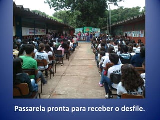 Passarela pronta para receber o desfile.
 