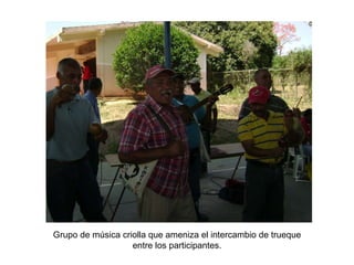 Grupo de música criolla que ameniza el intercambio de trueque entre los participantes. 