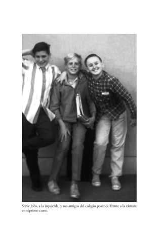 Steve Jobs, a la izquierda, y sus amigos del colegio posando frente a la cámara
en séptimo curso.
Steve Jobs.indd 14 06/02/12 17:25
 