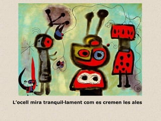 L’ocell mira tranquil·lament com es cremen les ales 