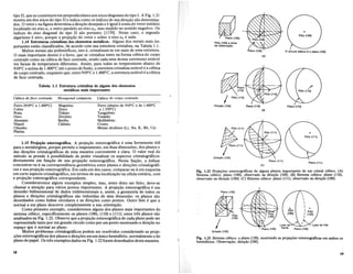 Plano (111)
Plano (110)
o clrculo basico e0 plano (100)
Plano (111)
(120)
Plano (120)
~,o
I
P610 (100) e Iinha
de observagao
(Al
i!.OOI
~:1;;
I P610 (110)
Direyao [looJ Plano (110)
(B)
/
I Plano (111)
Diregao [1001
Diregao [100]
Fig. 1.23 Sistema cubico: 0 plano (120), mostrando as projC9oes estereogr:ificas em ambos os
hemisferios. Observa9iio: dire9iio [100].
(el
Fig. 1.22 Proje90es estereognificas de alguns pIanos importantes de urn crista! cubico. (A)
Sistema cubico: plano (100), observado na dire9iio [100]. (B) Sistema cubico: plano (110),
observado na dire9iio [100]: (C) Sistema cubico: plano (111), observado na dire9iio [100].
Ferro (abaixo de 9100C e de 1.4000C
a 1.5390C)
Tungstenio
Vamidio
Molibdenio
Cromo
Metais alcalinos (Li, Na, K, Rb, Cs)
Cubica de corpo centrado
Magnesio
Zinco
Titanio
Zirconio
Benlio
Cadmio
Hexagonal compacta
Ferro (9100C a IAOOOC)
Cobre
Prata
Ouro
Alumfnio
Nfquel
Chumbo
Platina
Cubica de face centrada
Tabela 1.1 Estrutura cristalina de alguns dos elementos
metalicos mais importantes
tipo II, que se constituem em perpendiculares aos eixos diagonais do tipo I. A Fig. 1.21
mostra urn dos eixos do tipo II e indica como os indices de sua dire<;ao sao determina-
dos. 0 vetors nafigura determina a dire<;ao desejada e e igual asoma do vetor unitario
localizado no eixo at e outro paralelo ao eixo a3, mas me.9ido no sentido negativo. Os
indices do eixo diagonal do tipo II sao portanto [1110]. Neste caso, 0 segundo
algarismo e zero, porque a proje<;ao do vetor s sobre 0 eixo a2 e nula.
1.14 Estruturas cristalinas dos elementos metalicos. Alguns dos metais mais im-
portantes estao classificados, de acordo com sua estrutura cristalina, na Tabela 1.1.
Muitos metais sao polim6rficos, isto e, cristalizam-se em mais de uma estrutura.
o mais importante destes e 0 ferro, que se cristaliza tanto na forma cubica de corpo
centrado como na cubica de face centrada, sendo cada uma destas estruturas estavel
em faixas de temperatura diferentes. Assim, para todas as temperaturas abaixo de
910°C e acima de 1.400oC ate 0 ponto de fusao, a estrutura cristalina estavel e a cubic.a
de corpo centrado, enquanto que, entre 910°C e l.4OOoC, a estrutura estavel e acubica
de face centrada.
1.15 Proj~ao estereografica. A proje9ao estereogrcifica e uma ferramenta util
para 0 metalurgista, porque permite 0 mapeamento, em duas dimensoes, dos pianos e
das dire90es cristalogrcificas de uma maneira conveniente e clara. 0 valor real do
metodo se prende apossibilidade de poder visualizar os aspectos cristalogrcificos
diretamente em fun9ao de sua proje9ao estereografica. Nesta Se9ao, a enfase
concentrar-se-a na correspondencia geometrica entre pianos e dire<;oes crista10grcifi-
cas e sua proje9ao estereografica. Em cada urn dos casos, comparar-se-a urn esquema
urn certo aspecto cristalografico, em termos de sua localiza<;ao na celula unitaria, com
a proje<;ao estereogrcifica correspondente.
Consideraremos alguns exemp10s simples, mas, antes disto ser feito, deve-se
chamar a aten9ao para varios pontos importantes. A proje9ao estereogrcifica e urn
desenho bidimensional de dados tridimensionais e, assim, a geometria de todos os
pianos e dire90es cristalogrcificas sao reduzidas de uma dimensao: os pianos sao
desenhados como linhas circulares e as dire90es como pontos. Outro fato e que a
normal a urn plano descreve completamente a sua orienta9ao.
Como primeiro exemplo, consideremos alguns dos pianos mais importantes do
sistema cubico, especificamente os pianos (100), (110) e (111); estes tres pianos sao
analisados na Fig. 1.22. Observe que a proje9ao estereogrcifica de cada plano pode ser
representada tanto por urn grande cfrculo como por urn ponto mostrando a dire9ao no
espa90 que e normal ao plano.
Muitos problemas cristalogrcificos podem ser resolvidos considerando as proje-
90es estereogrcificas dos pIanos e dire90es em urn unico hemisferio, normalmente 0 do
plano do papel. Os tres exemplos dados na Fig. 1.22foram desenhados desta maneira.
18 19
 
