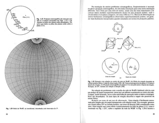 Fig. 1.27 Proje~ao estereognlfica da zona que con-
tern os 12 pIanos mostrados nas Figs. 1.25 e 1.26.
Apenas os polos dos pIanos estao desenhados. Ob-
serve que todos os polos dos pIanos estao sobre 0
plano (111).
Na resolu9ao de muitos problemas cristalognificos, freqiientemente e necessa-
rio girar a proje9ao estereognifica, de uma dada orienta9ao para uma outra orienta9ao
diferente. Isto e feito por uma serie de razoes, sendo uma das mais importantes a de
colocar dados medidos experimentalmente dentro de uma proje9ao padrao, onde 0
circulo basico e urn plano compacto, tal como (IOO) ou (Ill). Marcas de deforma9ao ou
outros fenomenos cristalognificos observados experimentalmente podem, em geral,
ser mais facilmente interpretados quando estudados em termos de proje90es padroes.
~"
/ / "

< 1~0 ;>
" /
" /
v~
(A)
Fig. 1.29 Rota~ao com rela~ao ao centro da rede de Wulff. (A) Efeito da rota~ao~desejadana
celula unitaria cubica. Linha de observa~ao [100]. (B) Vistaem perspectivado plano (Ill) antes e
depois darota~ao. (C) Proje~aoestereognlficado plano (111) e seu poloantes e depois darota~ao.
Rota~ao, de 45°, honiria em rela~ao It dire~ao [100].
P610 (111)
Depois da rota9ao
(C)
Antes da rota9ao
~".I'''",)-_....;,v
1/ [100]1
[100] (8)
Na solu9ao de problemas com 0 auxflio da rede de Wulff e habitual cobri-la com
urn peda90 de papel transparente, presQ por urn alfinete exatamente no centro da rede.
opapel, assim montado, serve como umafolhade opera9aQ onde os dados cristalogra-
ficos sao desenhados. Os dois tipos de rota9ao descritos a seguir sao possiveis de
serem feitos.
Rola~ao em lorna de um eIXO de observa~ao. Esta rota9ao e facilmente execu-
tada pelo simples giro do papel transparente com rela9ao arede. Por exemplo, giremos
urn cristal cubico 45° no sentido horario, em torno da dire9ao [100] considerada como
eixo. Esta rota9ao tern como efeito 0 posicionamento do polo do plano (Ill), como e
mostrado na Fig. 1.22C, sobre 0 equador da rede de Wulff. A Fig. 1.29A mostra 0
Fig. 1.28 Rede de Wulff, ou meridional, desenhada com intervalos de 2°.
22 23
 