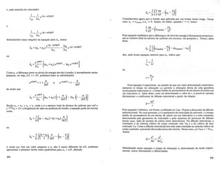 e, pela simetria do reticulado,
1 1
_.- = - e-(q-u/2)/kT
Tyz 2To
n
z = ~T [%;;- (nz -~)]
Consideremos agora que a tensao seja aplicada por urn tempo muito longo. Nesse
caso, nz ~ nZ(max) e liz ~ O. Assim, no limite, quando t ~ 00, temos
e
_1_ = _1_ e-(q + uj2)/kT
Tzy 2To
Substituindo essas rela<;:6es na equa<;:ao para liz, temos
%
;; = (nz(max)-~)
Esta equa<;:ao estabelece que a diferen<;:au de mvel de energia e diretamente proporcio-
nal ao mimero final de litomos de carbona em excesso, em posi<;:6es z. Temos, alem
disso
-(q-u/2)/kT 2
n== (n +n ) e ..•. - -!!:.!. e-(q +u/2)/kT
z x y ·· 2To 2To
ou
que, pela nossa equa<;:ao anterior para liz, indica que
e-
q
/
kT
[ ]
n· = --- (n + n ) e
u
/
2kT
- 2n e-
uj2kT
z. 2Tox y.. z
1 3
-=-
ou
Como u, a diferen<;:a entre. os niveis de energiadevida atensao, e normalmente muito
pequena, ou seja, ul2 « kT, podemos fazer as substitui<;:6es
Sendo nx + nil + nz = n, onde n eo niimero total de atomos de carbona por cm3
e
e-Q1kT/To = lIT, a freqiiencia de saIto na ausencia de tensao, a equa<;:ao pode ser escrita
como
ou
aa2
D=-
T
Esta equa<;:ao e identica, em forma, autilizada no Cap. 10 para a discussao da difusao
substitucional. No caso presente, a eo parametro do reticulado do solvente, TO tempo
medio de permanencia de urn atomo de soluto em urn interstfcio ea ml1a constante
determinada pela geometria do reticulado e pela natureza do processo de difusao
(neste caso, saIto de atomos de soluto entre intersticios). Na difusao intersticial, a
constante a do sistema cubico de corpo centrado vale 1/24 e a do cubico de face
centrada 1112. Como a difusao intersticial tern sido mais estudada no sistema cubico de
corpo centrado, a presente discussao sera a ele restrita. Nesse caso, a e1/24 e T = 3/2 T(T.
Assim
3Ta
T=-
2
Esta equa<;:ao e importante, no sentido de que urn valor determinado experimen-
talmente (0 tempo de relaxa<;:ao T(T) permite a obten<;:ao direta de uma grandeza
teoricamente importante (T, 0 tempo medio de permanencia de urn ,itomo de soluto em
urn intersticio T). Alem disso, uma vez determinado 0 valor de T, e possivel calcular
diretamente 0 coeficiente de difusao intersticial a partir da rela<;:ao
e-u/2kT =1 - ~
2kT
e
e-
q
/
kT
[ (U ) ( U)]
n=-- (n +n) 1 +-- - 2n 1 ---
z 2To x Y .. 2kT . z 2kT
e u/
2kT
=l+~
2kT
de modo que
a2
a2
D=-=-
24T 36Ta
e como nzU tern urn valor pequeno e nz nao e. muito diferente de n13, podemos
aproximar 0 primeiro termo entre parenteses para nz = n/3, obtendo
Substituindo nesta equa<;:ao 0 tempo de relaxa<;:ao T(T determinado de modoexpeli-
mental, temos diretamente a difusividade.
374 375
 