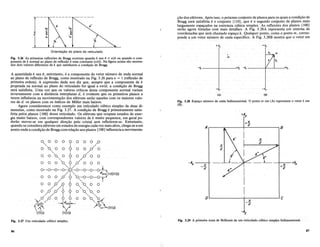"ao dos eH~trons. Apos isso, 0 proximo conjunto de pianos para os quais a condi"ao de
Bragg sera satisfeita e 0 conjunto{llO}, que e 0 segundo conjunto de pianos mais
largamente espa"ados naestrutura cubica simples. As reflex6es dos pianos {loo}
serao agora tratadas com mais detalhes. A Fig. 3.28A representa urn sistema de
coordenadas que sera chamado espa"ok. Qualquer ponto, como 0 ponto m, corres-
ponde aum vetor numero de onda especifico. A Fig. 3.28B mostra que 0 vetor em
Orienta9ao do plano do reticulado
Fig. 3.26 As primeiras reflexoes de Bragg ocorrem quando k sen () = TTld ou quando a com-
ponente de k normal ao plano de reflexao euma constante (TTId). Na figura acima sao mostra-
dos dois valores diferentes de k que satisfazem a condi"ao de Bragg.
m
m
-kx----+-__--....:+k
x -kx -¥-__-L----:+Kx
-+---+kx
-ky
(B)
-ky
(A)
0 C
v
-d
-k
y
d
+J[
d
A,...----r-----!---------,
-k
x --v-I- --- _.L--L
-d
Fig. 3.28 Espa"o mimero de onda bidimensional. 0 ponto m em (A) representa 0 vetor k em
(B).
~ 0 0 000 0 0 p
, : /
0'0000000/0
, I /
" I //
o 0 0, 0 0 0 p 0 0
, I /.
:--:-~--;:~~(~~~-:--:--:~
/ I " 010 (010)
o 0 0 0 0 0--0--0--0
/ I '
// I "
OOppOOOOO
/ / I I ' , ' ,
/ / I I "
o /0 /0 0 0 0 0, 0, 0
/ / I I "
/ / I I "
xC) p 0 0 . 0 0 0 O,,_~--(
~/ V- ~(110)
(10) (100)
A quantidade k sen 8, entretanto, e a componente do vetor numero de onda normal
ao plano de reflexao de Bragg, como mostrado na Fig. 3.26 para n = I (reflexao de
primeira ordem). A expressiio dada nos diz que,· sempre que a componente de k
projetada na normal ao plano do reticulado for igual a mr/d, a condi"ao de Bragg
sera satisfeita. Vma vez que os valores criticos destacomponente normal variam
inversamente com a distancia interplanar d, e evidente que os primeiros pianos a
terem influencia na movimenta"ao dos eletrons serao aqueles com os maiores valo-
res de d: os pianos com os indices de Miller mais baixos.
Agora consideremos como exemplo urn reticulado cubico simples de duas di-
mens6es, como mostrado na Fig. 3.27. A condi"ao de Bragg e primeiramente satis-
feita pelos pianos {lOO} desse reticulado.Os eletrons que ocupam estados de ener-
gia muito baixos, com correspondentes valores de k muito pequenos, em geral po-
derao mover-se em qualquer dire"ao pelo cristal sem refletirem-se. Entretanto,
quando se consideraeletrons em estados de energia cada vez mais altos, chega-se a urn
ponto onde a condi"ao de Bragg com rela"ao aos pianos {Ioo} influenciaa movimenta-
Fig. 3.27 Urn reticulado cubico simples. Fig. 3.29 A primeira zona de Brillouin de urn reticulado cubico simples bidimensional.
86 87
 
