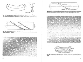 Tensiio de compressiio
Fig.4.29 Efeito da distribui~3.o de tensoes na movimenta!<3.o das discordfmcias. As componentes
em cunha positivas se movem para a superficie; as cunhas negativas para 0 eixo neutro.
Cunhas negativas -I:~~
M(+----- ~/ C"""$':;:~:~ __-+}
Eixo neutro -.........1'I' ~ Cunhas positivas
Tensiio de traeiio
a
I
a
I Eixo neutro
-~-
I
I
(A) (8)
Fig. 4.27 (A) A def?rma!<3.o ehist!ca .de .u~ cristal sujeito a dois momentos iguais (M) aplica-
dos nas suas extremldades. (B) DIstnbU1!<ao de tensoes em uma se!<ao transversal como aa.
Fi~..4.28 Distribui!<3.o .de tensoes em pianos de escorregamento correspondente adeform~3.o
elastica mostrada na Fig. 4.27..
a dire<;ao de es'?0n:eg~~ento. Os vetores horizontais associados alinha mn represen-
tam a mes~a dlstnbUl<;ao de tensoes da Fig. 4.27B. A Fig. 4.28 tambem mostra, ao
longo da IInha op, a c.ompo~e~te da tensao de cisalhamento (paralela ao plano de
e~corregamento) .da dlstnbUl<;ao de tensoes. Note-se que 0 sentido da tensao de
c~salhamento se mverte quando se cruza 0 eixo neutro. Alem disso, a tensao de
cisalhamento e.nula no ei~o ~eu.tro e maxima nas extremidades do plano de escorre-
g~ment? ~m vIrtude da_dlstnbUl<;ao da tensao de cisalhamento, os primeiros aneis de
dlsco~dancl~sse.formarao em.fontes de Frank-Read, nas proximidades das superficies
supenor e mfenor. A manelra pela qual esses aneis de discordancias se movem
dePt::nde, entretanto, da posi<;ao da regiao onde esta a discordancia, acima ou abaixo
do eIXO neu!~o da a~ostr~.E:n ambos os casos, as componentes em cunha positivas de
todos.os anelS de dlscordancIas se movem para a superficie, enquanto as componentes
n~gatIv~s ~e movem para 0 ~ixo neutro. do corpo de prova. (Veja Fig. 4.29.) As
dlSC?rdancIas em cunha negatIvas se mOVlmentam na dire<;ao de uma regiao de tensao
de cisalhame~t? decrescente e devem eventualmente se paralisar. As discordancias
em_cunha positivas, por outro lado, estao em uma regiao de alta tensao, assim como
estao as componentes em helice adireita e it esquerda de cada anel de discordancias
que se movem ~o~ a.tensao aplicadaem umadire<;ao paradentro ou parafora do papel:
Todas essas tres uitimas componentes (cunha positiva e helices it direita e aesquerda)
se movimentam para a superficie e saem do cristal. Por exemplo, sob a distribui<;ao de
tensoes aplicadas, os aneis fechados de discordfmcias originados de fontes de Frank-
Read eventualmente se tornam discordancias em cunha negativas que se movem na
dire<;ao do eixo neutro do cristal. Quanto mais se flete 0 cristal, as discordancias em
cunha negativas serao levadas, ao longo dos pianos de escorregamento, ainda mais
para 0 centro do cristal. Eventualmente produz-se uma seqiiencia ordenada de discor-
dancias em cada plano de escorregamento ativo, ficando as discordancias separadas
mais ou menos uniformemente, sendo a distancia minima entre elas dependente dofato
de que discordancias de mesmo sinal e tipo se repelem mutuamente se permanecerem
no mesmo plano de escorregamento. A Fig. 4.30 ilustra a naturezageral da distribui<;ao
de discordancias. Vma faixa estreita envolvendo 0 eixo neutro fica isenta de discor-
dancias, de acordo com 0 fato deque estaregiao, sob tensoes deflexao moderadas, nao
e tensionadaacimado limite ehistico, sendo entao a deforma<;ao elastica e nao plastica.
Cada discordancia em cunha negativa de uma seqiiencia que esta num dado plano
de escorregamento representa urn plano extra que termina no plano de escorrega-
mento. Cada urn desses pianos extras fica aesquerda do seu plano de escorregamento.
A fim de acomodar esses pianos extras (todos em urn lado de urn determinado plano de
escorregamento), os pianos de escorregamento devem assumir uma curvatura con-
vexa para baixo e para a esquerda, e 0 cristal como urn todo adquire uma curvatura
convexa para baixo.
Se 0 binario aplicado ao cristal nas Figs. 4.27 a 4.30 fosse invertido, seria
desenvolvido urn excesso de discordancias positivas nos pianos de escorregamento.
Esses pianos e 0 cristal teriam uma curvatura inversa da descrita anteriormente.
Nesta discussao admitiu-se que 0 cristal tivesse dimensoes macroscopicas e que a
deforma<;ao de flexao estivesse distribuida uniformemente ao longo do comprimento
do cristal. 0 fen6meno que foi descrito nao e, entretanto, restrito a cristais grandes. A
Fig. 4.30 Distribui!<3.o das discordfmcias em cunha em excesso num cristal fletido plastica-
mente.
138 139
 