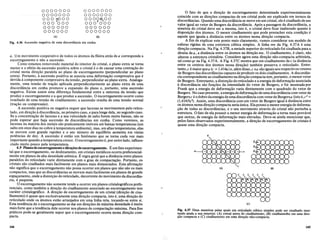 Fig. 4.36 Ascensao negativa de uma discordfmcia em cunha.
a. Urn movimento cooperativo de todos os atomos da fileira atras de a corresponde a
escorregamento e nao a ascensao.
Como estamos removendo material do interior do cristal, 0 plano extra se torna
menor e 0 efeito da ascensao positiva sobre 0 cristal e 0 de causar uma contra<;:ao do
cristal numa dire<;:ao paralela ao plano de escorregamento (perpendicular ao plano
extra). Portanto, aascensao positiva se associa uma deforma<;:ao compressiva que e
devida acomponente compressiva da tensao, perpendicular ao plano extra. Analoga-
mente, uma tensao de tra<;:ao aplicada perpendicularmente ao plano extra de uma
discordfmcia em cunha promove a expansao do plano e, portanto, uma ascensao
negativa. Existe assim uma diferen<;:a fundamental entre a natureza da tensao que
produz 0 escorregamento e a queproduz a ascensao. 0 escorregamento ocorre como
resultado de uma tensao de cisalhamento; a ascensao resulta de uma tensao normal
(tra<;:ao ou compressao).
A ascensao positiva ou negativa requer que lacunas se movimentem pelo reticu-
lado, em dire<;:ao adiscordancia, no primeiro caso, e para longe dela, no segundo caso.
Se a concentra<;:ao de lacunas e a sua velocidade de salto forem muito baixas, nao se
pode esperar que haja ascensao de discordancias em cunha. Como veremos, as
lacunas na maioria dos metais sao praticamente imoveis em baixas temperaturas (urn
saIto em onze dias no cobre atemperaturaambiente), mas, em altas temperaturas, elas
se movem com grande rapidez e 0 seu numero de equilibrio aumenta em varias
potencias de dez. A ascensao e entao urn fenomeno que se torna cada vez mais
importante quando a temperatura cresce. 0 escorregamento e, por outro lado, influen-
ciado muito pouco pela temperatura. .
4.9 PIanos de escorregamentoedir~6es de escorregamento. E urn fato experimen-
tal que 0 escorregamento, ou deslizamento, em cristais metaIicos ocorra preferencial-
mente em pIanos de alta densidade atomica. Eregra geral que a distancia entre pIanos
paralelos do reticulado varie diretamente com 0 grau de compacta<;:ao. Portanto, os
cristais sao cisalhados mais facilmente em pIanos mais distanciados. Esta afirma<;:ao
nao significa que 0 escorregamento nao possa ocorrer em pIanos que nao sao os mais
compactos, mas que as discordancias se movem mais facilmente em pIanos de grande
espa<;:amento, onde a distor<;:ao do reticulado, decorrente do movimento da discordan-
cia, e pequena.
o escorregamento nao somente tende a ocorrer em pIanos cristalograficos prefe-
renciais, como tambem a dire<;:ao do cisalhamento associado ao escorregamento tern
carater cristalografico. A dire<;:ao de escorregamento de urn cristal (dire<;:ao de cisa-
lhamento) e quase que exclusivamente uma dire<;:ao compacta, isto e, uma dire<;:ao do
reticulado onde os atomos estao arranjados em uma linha reta, tocando-se entre si.
Esta tendencia de 0 escorregamento se dar em dire<;:6es de maxima densidade e muito
mais forte que a tendencia dele ocorrer nos pIanos de compacta<;:ao maxima. Para fins
praticos pode-se geralmente supor que 0 escorregamento ocorra numa dire<;:ao com-
pacta.
Fig. 4.37 Duas maneiras pelas quais urn reticuIado cubico simples pode ser cisalhado man-
tendo ainda a sua simetria: (A) cristal antes do cisalhamento, (B) cisalhameltto em uma dire-
~ao compacta e (C) cisalhamento em uma dire~ao nao-compacta.
(Bl
4 r"'o.
~:. )
~~ )
( )
l.J_ ~
(el
n
r
(A)
q
- - K:-----j
j C: )
----;.- - l- -+-
:"-:
t: )
~ ~ ~
m
o fato de que a dire<;:ao de escorregamento determinada experimentalmente
coincide com as dire<;:6es compactas de urn cristal pode ser explicado em termos de
discordfmcias. Quando uma discordfmcia se move em urn cristal, ele e cisalhado de urn
valor igual ao vetor de Burgers da discordfmcia. Apos a passagem da discordfmcia, a
simetria do cristal deve ser a mesm~, isto e, 0 cristal deve ficar inalterado quanto a
disposi<;:ao dos atomos. 0 menor cisalhamento que pode preencher esta condi<;:ao e
aquele que iguala a distancia entre os atomos numa dire<;:ao compacta.
A fim de explicar este ponto mais claramente, vamos considerar urn modelo de
esferas rigidas de uma estrutura cubica simples. A linha mn da Fig. 4.37A e uma
dire<;:ao compacta. Na Fig. 4.37B, a metade superior do reticulado foi cisalhada para a
direita deli, a distancia entre os atomos na dire<;:ao mn. 0 cisalhamento, e claro, nao
alterou a estrutura cristalina. Considere agora uma dire<;:ao nao-compacta arbitraria,
tal como qr na Fig. 4.37A. A Fig. 4.37C mostra que urn cisalhamento de c (a distancia
entre os centros dos atomos nessa dire<;:ao) tambem preserva 0 reticulado. Entre-
tanto, c e maior quea (c = 1,414a) e, alem disso, c ea sao iguais aos respectivos vetores
de Burgers das discordancias capazes de produzir os dois cisalhamentos. A discordan-
cia correspondente ao cisalhamento nadire<;:ao compacta tern, portanto, 0 menorvetor
de Burgers. Entretanto, a distor<;:ao do reticulado e a energia de deforma<;:ao associada
adiscordancia sao fun<;:6es da intensidade do vetor de Burgers, e foi mostrado por
Frank que a energia de deforma<;:ao varia diretamente com 0 quadrado do vetor de
Burgers. No caso presente, a energia de deforma<;:ao de uma discordancia com vetor de
Burgersc eo dobro daener.gia deumadiscordancia com vetorde Burgersa (isto e, c2
=
(l,414)2a2). Assim, uma discordanciacom urn vetor de Burgers igual adistancia entre
os atomos numa dire<;:ao compacta seriaunica. Elapossui a menor energia de deforma-
<;:ao de todas as discordancias, e 0 seu movimento atraves do cristal nao perturba a
estrutura. 0 fato de ela possuir a menor energia de deforma<;:ao a torna mais provavel
que outras, de energia de deforma<;:ao mais elevadas. Deve-se ainda mencionar que,
pelos fatos observados experimentalmente, a dire<;:ao de escorregamento de cristais e
quase uma dire<;:ao compacta.
0000000
0000000
OOOO@cOO
000°000
000000
000000
(8)
0000000
0000000
ooo~oo
000 000
000000
000000
(A)
144 145
 