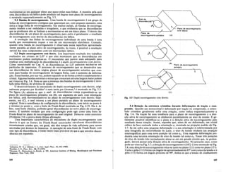 Plano de escorregamento
com desvio
Plano de escorregamento
primario
(C)
(6)
Plano de
escorregamento primario (A)
5.4 Rota~ao da estrutura cristalina durante deforma~6es de tra~ao e com-
pressao. Quando urn monocristal 6 deformadopor tra~ao ou compressiio, 0 reticu-
lado cristalino geralmente sofre urna rota~ao, como indica esquematicamente a
Fig. 5.6. Na tra~iio ha uma tendencia para 0 plano de escorregamento e a dire-
~iioativa de escorregamento se alinharem paralelamente ao eixo da tensiio. E ge-
ralmente possivel identificar-se 0 plano e a dire~iio ativa de escorregamento pelo
resultado dessa rota~ao. Assim, suponha que, antes de ser deformado, urn cristal
cubico de face centrada tenha a orienta~ao a 1 mostrada na proje~ao padrao da Fig.
5.7. Se ele sofre umapequena deforma~ao e a sua orienta~aoeredeterminadapor
uma fotografia de retrorreflexaode Laue, 0 eixo da tensaomudaria (na proje~ao
estereografica) para uma nova posi~ao tal como a2' Uma segunda deforma~ao pro-
duziria uma terceira orienta~ao do eixo da tensao tal como a3' Essas tres posi~6es
do eixo da tensiio irao normalmente situar-se em urn grande cfrculo que, se prolon-
gado, devera passar pela dire~iio ativa de escorregamento. No presente caso, como
pode.servisto na Fig;5.7; a dire~ao de escorregamento e [10f]..Como mostrado na Fig.
5.8,esta dire~aode escorregamento situa-se tanto no plano (lII) como no plano (l f 1).
Como 0 polo (11l) forma urn angulo de aproximadamente~5° com 0 eixo da tensao e 0
polo (lfI) forma urn lingulo proximo de 90°, dedu~-se que a tensao de cisalhamento
Anel de
discordanCiD
Fig. 5.5 Duplo escorregamento com desvio.
moyirn~Ilf~-s~eiri'l~alqu~r plano que passe pelas suas linhas. A maneira pela qual
um~.di§9.()r?~Il.cill em helice pode produzir urn degrau num plano de escorregamento
e mostrad~esquematicamente na Fig. 5.3.
5.2.Bandasde escorregamento. Umabanda de escorregamento 6 urn grupo de
linhas de escorregamento contfguas que aparentam ser, com pequeno aumento, uma
unica elarga linha de escorregamento. Em muitos metais, as bandas de escorrega-
mento tendem a ser onduladas e irregulares, 0 que evidencia que as discordancias
que .~ produzem nao se limitam a movimentar-se em urn unico plano. 0 desvio das
discordancias de urn plano .de escorregamento para outro 6 geralmente 0 resultado
de escorregamento com desviode discordancias el11 helice.
A resolu~ao das lirihas de escorregamento individuais de uma banda 6 uma
tarefa que normalmente requer 0 usa de urn microscopio eletronico. Contudo,
quando uma banda de escorregamento e observada numasuperficie aproximada-
mente paralela ao plano ativo de escorregamento, as vezes, e possfvel a resolu~iio
~arcial das suas componentes COl11 ul11l11ieroscopio optico.
5.3 Duplo escorregamento com desvio•.l]rn importante resultado dos trabalhos
realizados em cristais de LiP e que eles 1110straram que as discordancias em
movimento podem multiplicar-se. 0 mecanismo. que parece mais adequado para
explicar essa multiplica~aode discordancias e 0 duplo escorregamento com desvio.
Como mencionado no Cap. 4, as discordancias no LiF parecem nuclear-se em
partfculas de impurezas. 0 processo de escorregamento que se desenvolve nes-
sas discordancias de infcio originaplanos de escorregamento estreitos que cres-
cern para bandas de escorregamento de largura finita, com 0 aumento da deforma-
~ao. Essasbandas, por suavez, podem expandir-se de forma a cobrir completamente 0
cristaL Algumas bandas estreitas e outras que cresceram ate uma largura maior podem
ser"i§ta.s naFig. 5.4.·Note-se queapresen~adas bandas de escorregamento e reve-
lada pelas fileiras dealveol()sde. ataque.
o desenvolvimento do mecanismo de duplo escorregamento comdesvio, origi-
nalmente proposto por Koehler2
e mais tarde por Orowan,3 e mostrado na Fig. 5.5.
Na figura (A) admite-se que 0 anel de discordancias esteja expandindo-se no
plano deescorregamento primario; em (B), urn segmento do anel, com orienta~ao
em helice,~sta movimentando-se. n() plano de escorregamento com desvio; final-
mente, em (C)'. 0 anel retorna a urn l'lano paralelo ao plano de escorregamento
original.'i"Notease[J}elhan~ada configura~aodadiscordancia, cOIIl infcio no ponto b
e termino n() ponto.q,9oma fonte de F'i"aIlk-Read mostrada na Fig..4.23. Ela e, de
fato, uma fonte clas§isa, podendo gerardiscordancias no novo planoid~ escorrega-
mento.E taIllbem venllide queesta configurll~aopodeagir comouma fonte de
Frank-Read no planode~scorregamento do aneloriginal. Deixacse comoexercfcio
(Problema 5.4) a prova destaUltima afirma~ao.
Uma importante caracterf§ti9a do mecanismo deduplo escorregamento com
desvio .6 que as fontes de Frank-Read associadasenvolvem discordancias
recentementecriadasqu~,.
em geraI, nao tern tempo de vida suficiente para serem
ancoradas por ,homos de impureza. A opera~ao de uma fonte de Frank-Read, com
este tipode discordancia, e entao muito mais provavel do que a queenvolve discor-
danciasem expansao.
'Johnston, W. G. e Gilman, J. J., Jour. AppI. Phys., 31,632 (1960).
'Koehler, J. S., Phys. Rev., 86, 52 (1952).
. 'Orowan, E., Dislocations in Metals, p. 103, American Institute of Mining; Metallurgical and Petroleum
Engineers, New York, 1954:
164 165
 