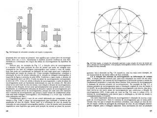 Fig. 5.7. Sob tra~ao, a rota~ao do reticulado equivale a uma rota~ao do eixo de tensao (a)
para a dlre~ao de escorregamento. Esta proje~ao estereognifica mostra esta rota~ao num cris-
tal cubico de face centrada.
001
Oaf
gamento. Isto e ilustrado na Fig. 5.9, usando-se, uma vez.mais como exemplo, de
urn monocristal de urn metal clibico de face .centrada.
5.5 Anota~ao dos sistemas de escorregamento na deforma~ao de cristais
CFC. A Se~ao anterior mostrou que, para uma orienta~ao no centro de urn trian-
gulo estereogratico, urn sistema de. escorregamento e. favorecido porque a tensao de
cisalhamento projetada e a mais alta desse.sistema. Este sistema de escorregamento
e chamado de sistema primario de escorregamento. .No exemplo da Fig..5.7, 0
sistema primario de escorregamento para a orienta~ao original do eixo de tensao e
(111)[101]. Se asdiscordancias deste sistema escorregassem .com desvio, elas deve-
riam .mover-seern outro plano de<escorregamento quecontivesse a dire~ao de
escorregamento [lOn.Como pode ser visto na. Fig. 5.8, esse e 0 plano (111). 0
sistema.. de escorrega~ento _com desvio para a orienta~ao a 1 do eixo de tensao e,
consequentemente, (111)[101].
Urn outro importante sistema de escorregamento echamado de. sistema conju-
gada de escorregamento. Este e.o sistema de escorregamento que se torna prefe-
rencial, uma vez que a rota~ao da estrutura cristalina, com rela~ao ao eixo da ten-
sao de tra~ao, resulta na passagem da orienta~ao do eixo, de seu triangulo estereo-
gratico original, para 0 triangulo adjacente. Esse movimento do eixo. na proje~ao
Tensao de
compressao
Tensao de
compressao
(B)
Tensao de
compressao
Tensao de
compressao
Tensao
de tra9ao
(A)
Tensao
de travao
Fig. 5.6 Rota~ao do reticulado cristalino sob tra~ao e compressao.
Tensao
de tra9ao
projetadadeve ser maior no primeiro. Isto significa que 0 plano ativo de escorrega-
mento deve ser 0 (111). Geralmente e tambem possivel verificar-se este fato,
medindo-se a orienta~ao dos tra~os das linhas de escorregamento da superficie da
amostra.
Note-se que, no exemplo da Fig. 5.7, a dire~ao ativa de escorregamento
e a dire~ao (110) mais proxima do eixo de tensao que pode ser atingida atra-
vessando-se urn lado do triangulo estereogratico que contem 0 eixo da tensao.
Este fato pode ser considerado na defini~ao de uma regra geral que e aplicavel a
de~orma~ao por tra~ao de cristais cfc. Como exemplocomplementar, considere a
oflenta~ao doeixo detensao indicadaporb,situada no triangulo estereograticoa
esquerda da figura e proxim_a do polo (010). Conforme a regra citada, a dire~ao de
escorregamento deve ser [Oil]. o polo do plano de escorregamento corresponden-
tedeve ser (111). Uma vez obtida a dire~ao deescorregamento, 0 polo do plano de
escorregamentopode ser facilmente determinado no caso de cristais cfc. Ele deve
situar-se no outro lade do eixo da tensao, com rela~ao adire~ao de escorregamento,
etodas as tres dire~6es devem estar aproximadamente num grande circulo comum.
Finalmente, as combina~6esindicadas de dire~6es eplanos de escorregamento pro-
duzem os sistemas ativos de escorregamento, porque em cada caso eles represen-
tam 0 sistema de escorregamento que possui a maior tensao de cisalhamento proje-
tada num dado triangulo estereografico. (Os Problemas II a 14 do Cap. 4 demons-
tramrealmente este fato.)
Consideremos agora 0 caso de urn cristal deformado por compressao. Como
mostra a Fig. 5.6B, 0 plano de escorregamento gira tendendo a tornar-seper-
pendicular aoeixo de tra~ao. Neste caso, se aorienta~ao do eixo de tensao for
colocada em umaproje~ao estereogratica padrao, 0 eixo de tensaosera encontrado
seguindo-se uma trajetoria que passe pela posi~ao da normal ao plano de escorre-
166 167
 
