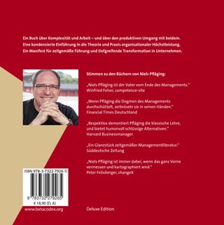 19
Problem-Symptome, Probleme, Schlamassel:
Nicht alles, was wie ein Problem aussieht,
ist auch eins
Das meiste, was wir im Sprachgebrauch von
Arbeit und Organisationen als Probleme bezeich-
nen, sind gar keine. Es sind Symptome. Symptome
sind sichtbare Wirkungen eines Problems. Fehler
sind ein solches Symptom. Unpünktlichkeit. Oder
Widerstand gegen Veränderung.
Ein einfaches Denkwerkzeug, um Probleme „zu-
zuspitzen“ und so den unsichtbaren Wurzeln der
Problem-Symptome auf die Schliche zu kommen,
ist das „Fünfmal-Hintereinander-Warum-Fragen“
- eine Technik, die durch Toyota bekannt gemacht
wurde. Es verhindert, dass der Versuchung nach-
gegeben wird, bei Beobachtung eines Symptoms
voreilig zur Suche nach Lösungen überzugehen.
Den Versuch, Lösungen für Symptome zu finden,
also am Symptom herumzudoktern, bevor das
Problem verstanden wurde, nennen wir Aktionis-
mus.
Hinzu kommt: In Komplexität pflegen Probleme
in der Wurzel zusammenzuhängen. Sie formen
Schlamassel. Einzelne Probleme lassen sich daher
in der Regel gar nicht isoliert voneinander lösen.
So wie auf einem Teich unzählige Seerosenblätter
schwimmen – die unten am Boden des Sees doch
nur wenigen Pflanzen entspringen. Es gibt in Orga-
nisationen oft hunderte von Problem-Symptomen.
Aber nur ein paar Handvoll Probleme. Und die gehen
auf ein oder zwei Schlamassel zurück. Setzt man
nun mit Lösungen an den Schlamasseln an, lösen
sich viele Probleme auf. Tools sind zur Bearbeitung
von Schlamasseln ungeeignet.
Aktionismus erzeugt Havarien und macht Lernen unmöglich.
 