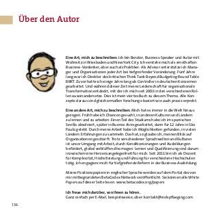 136
Über den Autor
Eine Art, mich zu beschreiben: Ich bin Berater, Business-Speaker und Autor mit
Wohnsitz in Wiesbaden und New York City. Ich verstehe mich als ernsthaften
Business-Vordenker, aber auch als Praktiker: Als Advisor unterstütze ich Mana-
ger und Organisationen jeder Art bei tiefgreifender Veränderung. Fünf Jahre
lang war ich Direktor des britischen Think Tank Beyond Budgeting Round Table
BBRT. Zuvor hatte ich einige Jahre lang als Controller in deutschen Konzernen
gearbeitet. Und während dieser Zeit meine Leidenschaft für organisationale
Transformation entdeckt, mit der ich mich seit 2003 in den verschiedenen Rol-
len auseinandersetze. Dies ist mein viertes Buch zu diesem Thema. Alle Kon-
zepte daraus sind gleichermaßen forschungs-basiert wie auch praxis-erprobt.
Eine andere Art, mich zu beschreiben: Mich hat es immer in die Welt hinaus
gezogen. Früh habe ich Chancen gesucht, in anderen Kulturen und Ländern
zu lernen und zu arbeiten. Einen Teil des Studiums habe ich im spanischen
Sevilla absolviert, später in Buenos Aires gearbeitet, dann für 12 Jahre in São
Paulo gelebt. Durch meine Arbeit habe ich Möglichkeiten gefunden, in vielen
Ländern Erfahrungen zu sammeln. Das hat, so glaube ich, meinen Blick auf
Organisationen geschärft: Trotz verschiedener Sprachwelten und Kulturen
ist unser Umgang mit Arbeit, durch Konditionierungen und Ausbildungen
befördert, global verblüffend homogen. Lernen und Qualifizierung sind darum
inzwischen eine Herzensangelegenheit für mich. Seit 2011 bin ich als Dozent
für Komplexität, Höchstleistung und Führung für verschiedene Hochschulen
tätig. Ich engagiere mich für tiefgreifende Reform in der Business-Ausbildung.
Meine Positionspapiere in englischer Sprache werden auf dem Portal des von
mir mitbegründeten BetaCodex Network veröffentlicht. Sie können alle White
Papers auf dieser Seite lesen: www.betacodex.org/papers
Ich freue mich darüber, von Ihnen zu hören.
Ganz einfach per E-Mail, beispielsweise, über: kontakt@nielspflaeging.com
 