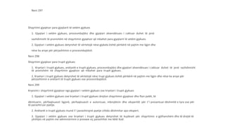 Neni 297
Shqyrtimi gjyqësor para gjyqtarit të vetëm gjykues
1. Gjyqtari i vetëm gjykues, procesmbajtësi dhe gjyqtari zëvendësues i caktuar duhet të jenë
vazhdimisht të pranishëm në shqyrtimin gjyqësor që mbahet para gjyqtarit të vetëm gjykues.
2. Gjyqtari i vetëm gjykues detyrohet të vërtetojë nëse gjykata është përbërë në pajtim me ligjin dhe
nëse ka arsye për përjashtimin e procesmbajtësit.
Neni 298
Shqyrtimi gjyqësor para trupit gjykues
1. Kryetari i trupit gjykues, anëtarët e trupit gjykues, procesmbajtësi dhe gjyqtari zëvendësues I caktuar duhet të jenë vazhdimisht
të pranishëm në shqyrtimin gjyqësor që mbahet para trupit gjykues.
2. Kryetari i trupit gjykues detyrohet të vërtetojë nëse trupi gjykues është përbërë në pajtim me ligjin dhe nëse ka arsye për
përjashtimin e anëtarit të trupit gjykues ose procesmbajtësit.
Neni 299
Kryesimi i shqyrtimit gjyqësor nga gjyqtari i vetëm gjykues ose kryetari i trupit gjykues
1. Gjyqtari i vetëm gjykues ose kryetari i trupit gjykues drejton shqyrtimin gjyqësor dhe fton palët, të
dëmtuarin, përfaqësuesit ligjorë, përfaqësuesit e autorizuar, mbrojtësin dhe ekspertët për t’i prezantuar dëshmitë e tyre ose për
të parashtruar pyetje.
2. Anëtarët e trupit gjykues mund t’i parashtrojnë pyetje cilitdo dëshmitar apo ekspert.
3. Gjyqtari i vetëm gjykues ose kryetari i trupit gjykues detyrohet të kujdeset për shqyrtimin e gjithanshëm dhe të drejtë të
çështjes në pajtim me administrimin e provave siç parashihet me këtë Kod.
 