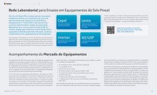Laboratório de Módulos
Fotovoltaicos do Cepel
Cepel
Laboratórios de Lâmpadas à
Led Lenco - Centro de Controle
Tecnológico
Lenco
Laboratórios de Lâmpadas à Led
Intertec do Brasil;
Intertec
Laboratório de Luminária à Led
do IEE/USP.
IEE/USP
Rede Laboratorial para Ensaios em Equipamentos do Selo Procel
O regulamento do Selo Procel prevê que os modelos de equipamentos
participantes do programa podem passar por testes laboratoriais para
verificarse os índices de eficiência, apurados no momento da concessão
da certificação, permanecem os mesmos nos modelos encontrados no
mercado. Os recursos do PAR Procel já permitiram a realização de dois
ciclos completos de ensaios laboratoriais em equipamentos adquiridos
nomercadonacional(AcompanhamentodeMercado).
O 2o
Ciclo de Acompanhamento de Mercado, concluído em 2021,
apresentou duas novidades. A primeira foi a realização de ensaios de
segurança nos equipamentos, uma vez que, no primeiro ciclo, ape-
nas foram realizados ensaios de desempenho. A segunda inovação,
em parceria com o Inmetro, foi a escolha e testagem de modelos de
equipamentos, participantes do Selo Procel de Economia de Energia,
etiquetados pelo PBE ou regulados pela Lei de Eficiência Energética.
http://www.procelinfo.com.br/main.
asp?View=%7bB70B5A3C-19EF-499D-
B7BC-D6FF3BABE5FA%7d
No início do Século XXI, em pleno período de escassez
energética, verificou-se a inexistência de uma rede
laboratorial para dar suportar à Lei de Eficiência
Energética (Lei no
10.295/2001). Este fato fez com
que fosse implementado o projeto de capacitação
laboratorial, que, com recursos da ordem de R$ 16
milhões, doados pelo Global Environment Facility (GEF) e
repassados à Eletrobras pelo Banco Mundial, constituiu
22 laboratórios com equipamentos de última geração.
Esse incentivo movimentou um nicho de mercado que até então era
desconhecido no país, fazendo esta quantidade inicial mais do que tri-
plicar, alcançando cerca de 73 laboratórios para ensaios de concessão
do Selo Procel, em todo o território nacional. Só em 2021 mais quatro
laboratórios foram aprovados pelo Procel para estes ensaios, são eles:
A lista completa com todos os laboratórios autorizados para reali-
zação dos ensaios de segurança e desempenho para concessão do
Selo Procel está disponível no site do programa acessando o botão
“Laboratórios de Ensaios”, no seguinte endereço eletrônico:
Acompanhamento do Mercado de Equipamentos
Neste ciclo foram contratados três laboratórios para adquirir e avaliar
115modelosdeequipamento:
• 42 ventiladores (teto, mesa, parede e pedestal);
• 7 circuladores de ar;
• 6 fornos de micro-ondas;
• 20 condicionadores de ar (janela e split hi-wall);
• 15 máquinas de lavar roupa (automáticas, lava e seca e
semiautomáticas);
• 14 televisores LCD (direct LED e LED edge) e
• 11 refrigeradores (de uma porta, combinados e combinados
frost-free).
Nosresultados,foiverificadoumaquantidadeexpressivadeequipamen-
tos, não contemplados pelo Selo Procel, que usavam apenas a Etiqueta
do Inmetro (ENCE), e que estavam em desconformidade com os próprios
regulamentos do instituto. Em agosto de 2021, foram encaminhados ao
Inmetro,todososresultadosdosensaiosparaasprovidênciascabíveis.
Istoresultounaretiradadomercadodetrêsmodelosdecondicionadores
dearqueapresentaramníveisdeeficiênciaenergéticaabaixodomínimo
estabelecido pelo Ministério de Minas e Energia (MME) e, portanto, não
poderiam ser comercializados no Brasil. Além da retirada de comercia-
lização dos equipamentos, o Inmetro também emitiu 41 notificações de
irregularidades a vários fornecedores de eletrodomésticos cujos produ-
tos evidenciaram pelo menos uma não conformidade (marcações obri-
gatórias, segurança elétrica e desempenho de eficiência energética) em
relação ao seu regulamento. As notificações estão ainda sendo verifica-
daspelosfabricantes.Casonãohajacorreções,maismodelosdeequipa-
mentospoderãoserretiradosdomercadonacional.
Resultados Procel 2022 - Ano Base 2021 19
Programa Nacional de Conservação de Energia Elétrica Procel Selo
 