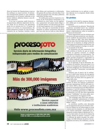 38 1917 / 28 DE JULIO DE 2013
Área de Control de Tripulaciones a que se
les ratifique su nuevo servicio. Si necesi-
tan transportarse desde su casa, deberán
permanecer en el horario indicado; si no
tienen teléfono, deberán llamar a sus ofi-
cinas cada hora.
Si se van a ausentar, pedir licencia o
incapacitarse, deberán reportarlo dos ho-
ras antes de su servicio. Los descansos
serán de un mínimo de 10 o 12 horas; 24
horas si el receso es transoceánico. No
habrá alimentos a bordo. En caso de falle-
cimiento de un familiar, tendrán cuatro
días libres; por nacimiento o enfermeda-
des graves de sus hijos, sólo dos días. Si se
casan por primera vez, tres días y deberán
solicitarlo 20 días antes.
El sueldo para quienes empiecen a la-
borar es de 9 mil pesos mensuales y no
cambiará en cinco años; en los siguien-
tes, aumentará mil pesos hasta llegar a
12 mil 662 pesos. Los ejecutivos de servi-
cio de base ingresan con 15 mil 828 pesos
al mes, cifra que se mantendrá 10 años;
después su salario aumentará 500 pesos
por una sola vez en toda su vida laboral.
Estas condiciones no se aplican a quie-
nes laboran en la empresa desde antes
del 1 de julio.
Sin pérdidas
El pasado 16 de abril la empresa deman-
dó a ASSA por el conflicto de naturaleza
económica.
En la denuncia se advierte: “Resulta de
imperiosa necesidad hacer los cambios
que demandan antes de que el destino al-
cance a (Aeroméxico), como le sucedió a
Mexicana de Aviación”.
Estos argumentos son los mismos que
Mexicana usó para presentar una deman-
da de conflicto de naturaleza económica
contra ASSA en 2007. Tres años después
dejó de volar. Para DelValle ésta fue la res-
puesta de la empresa al pliego petitorio
como parte de la revisión contractual, con
la cual ASSA emplazó a huelga a la aerolí-
nea el pasado 22 de abril.
En entrevista con este semanario, Del
Valle enfatiza el hecho de que en la de-
manda no aparece Connect, la unidad
económica formada con Aeroméxico. “Se
trata de una empresa pujante que ha lo-
grado grandes progresos y expandido su
flota aérea después de que Mexicana de
Aviación dejó de volar”, afirma.
En el apartado 10 de la demanda, Ae-
roméxico se justifica. Dice que pese a ir a
la alza en los gastos de operación, son los
“factores exógenos” los causantes de esta
“grave situación” financiera, recrudecida
en 2012.
Destacó que el precio de la turbosi-
na es el rubro más costoso de sus gastos
de operación, pues aumentó 51.5% entre
2009 y 2012. En estos años sus gastos cre-
cieron 44%, dice.
El segundo concepto es “la fuerza de
trabajo; es decir, los salarios y prestacio-
nes, que representan 24.91% del costo to-
tal”. Entre 2009 y 2012, añade, su capital
social se incrementó de 4 mil 686 millones
de pesos a 7 mil 435 millones, al lograr re-
vertir las pérdidas generadas en 2009 por
la influenza y en los dos años siguientes
obtener “utilidades”. En estos años, reco-
noce, aumentaron los ingresos 53.6%.
“Sin embargo, para 2012 este panora-
ma ha cambiado radicalmente al haber
concluido el año fiscal con pérdidas con-
tables”, indica.
La aerolínea justifica esta demanda
con el argumento de que el contrato colec-
tivo de trabajo de los sobrecargos es muy
costoso para la empresa, lo cual desmien-
te la misma demanda –elaborada por el
despacho jurídico Baker & McKenzie, S.C.–
en una lista sobre el costo de la fuerza de
trabajo, donde los pilotos “cuestan” 3 mil
51 millones de pesos anuales; los sobre-
cargos, mil 368 millones de pesos; los tra-
bajadores de tierra, 652 millones, y mil 40
 