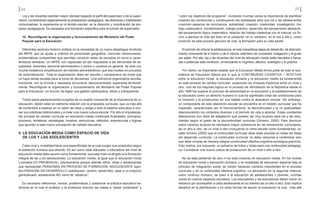 24 25
Los y las docentes solicitan mayor claridad respecto al perfil del supervisor o de la super-
visora, considerando especialmente la preparación pedagógica, las destrezas y habilidades
comunicativas, la experiencia en el ámbito escolar, en la dirección y coordinación de pro-
cesos pedagógicos. Es necesaria una formación específica para la función de supervisión.
10.	 Reconfigurar la organización y funcionamiento del Ministerio del Poder
Popular para la Educación
Diferentes sectores hicieron énfasis en la necesidad de un nuevo despliegue territorial
del MPPE que se ajuste a criterios de proximidad geográfica, comunes idiosincrasias,
problemáticas compartidas que permitan construir redes de escuelas en torno a carac-
terísticas similares. Un MPPE con capacidad de dar respuestas a las demandas de es-
tudiantes, docentes, personal administrativo y obrero y usuarios en general. Se pide con
mucha insistencia simplificación de trámites administrativos, que sea modelo en procesos
de automatización. Toda la organización debe ser sencilla y comprensiva de modo que
no haya tantas escalas para la toma de decisiones. Una estructura organizativa sencilla,
horizontal, con la mínima y necesaria burocracia, desconcentrada, expandida territorial-
mente. Reconfigurar la organización y funcionamiento del Ministerio del Poder Popular
para la Educación, en función de lograr una gestión participativa, eficaz y transparente.
Todos estos planteamientos surgidos de un pueblo consciente de la importancia de su
educación, deben estar en estrecha relación con la propuesta curricular, que va más allá
de contenidos a explicar en un salón de clase y obliga a todo el sistema educativo a revi-
sar sus prácticas tradicionales y a crear una nueva cultura escolar. Por ello el imposterga-
ble proceso de cambio curricular en educación media contempla finalidades, principios,
procesos, temáticas, estrategias, horarios, estructuras, métodos, experiencias y lógicas
que apunten a esta nueva concepción de calidad educativa.
4. LA EDUCACIÓN MEDIA COMO ESPACIO DE VIDA
DE LOS Y LAS ADOLESCENTES
Cada nivel y modalidad tiene una especificidad de la cual surgen sus propósitos según
la población humana que atiende. Es así como cada educador y educadora del nivel de
educación media debe asumir como fundamental, que este nivel va dirigido a la formación
integral de las y los adolescentes. La educación media, al igual que la educación inicial
y primaria ES PRESENCIAL, precisamente porque atiende niños, niñas y adolescentes
que representan PERSONAS EN PROCESO DE FORMACIÓN. ADOLESCENTE signi-
fica PERSONA EN DESARROLLO (adolescere: cambio, desarrollo), pese a un prejuicio
generalizado, adolescente NO viene de “adolecer”.
Es necesario reflexionar, revisar, problematizar y cuestionar la práctica educativa tra-
dicional en la cual el profesor y la profesora reducen las clases a “pasar contenidos” y
“cubrir los objetivos del programa”, olvidando muchas veces la importancia de planificar
creando las condiciones y construyendo las estrategias para que los y las adolescentes
vivencien espacios de convivencia, solidaridad, creación, creatividad, investigación, tra-
bajo colaborativo, sociabilización, trabajo práctico, desarrollo del pensamiento abstracto,
del pensamiento lógico matemático, relación del trabajo intelectual con el manual, en fin,
vivir a plenitud la vida del liceo en el presente, en lo cotidiano, en el día a día y, como
producto de este proceso genuino de vida, la formación para su vida adulta.
El período de vida de la adolescencia, en esa maravillosa etapa de desarrollo, de descubri-
miento consciente de sí mismo y de sí misma, está lleno de curiosidad, indagación y el gusto
por saber. Por ello, los y las docentes del nivel de educación media están llamados y llama-
das a potenciar esta condición, armonizando lo cognitivo, afectivo, axiológico y lo práctico.
Por último, es importante resaltar que la Educación Media forma parte de todo el sub-
sistema de Educación Básica por lo que la CONTINUIDAD COGNITIVA – AFECTIVA
entre la educación inicial, la educación primaria y la educación media es fundamental
en este proceso de cambio curricular, superando los choques históricos entre un nivel y
otro. Uno de los mayores logros en el proceso de refundación de la República desde el
año 1999 fue superar el principio de selectividad en la educación y el establecimiento de
la educación como un derecho humano lo cual ha significado crear las condiciones para
la inclusión y la prosecución en una batalla contra el abandono escolar. Sin embargo,
un componente de este abandono escolar se encuentra en el modelo curricular que ha
imperado, caracterizado por el fraccionamiento, la discontinuidad y la no gradualidad,
desconociendo los contextos diversos y el período de vida a abordar. Estas constantes
alteraciones son retos de adaptación que pueden ser muy bruscas para los y las estu-
diantes según el grado de la discontinuidad curricular (Gimeno, 2000). Para disminuir
estos cambios bruscos es necesaria mayor coherencia en las transiciones curriculares,
de un año a otro, de un nivel a otro (incluyendo el clima escolar como fundamental), re-
salta Gimeno (2000) que la continuidad curricular debe estar prevista en todas las fases
del desarrollo curricular. La continuidad curricular no debe reducirse a contenidos sino
que debe mirarse de manera integral (continuidad afectiva-cognitiva-axiológica-práctica).
Esto implica, por supuesto, un esfuerzo de todos y todas para una continuidad pedagógi-
ca: Considerar una nueva cultura de prosecución de un nivel o año a otro.
No se está partiendo de cero ni se está iniciando en educación media. En los niveles
de educación inicial y educación primaria, y la modalidad de educación especial bajo el
principio de integración social, se vienen haciendo cambios importantes en el proceso
curricular y en la continuidad afectiva-cognitiva. La educación en la segunda infancia,
como continuo humano, da paso a la educación de adolescentes y jóvenes, muchas
veces en nuevos espacios escolares. Los educadores y las educadoras deben hacer un
esfuerzo por acompañar a cada adolescente en su tránsito de un año a otro. Esto implica
desafíos en la planificación y en otras formas de asumir la evaluación la cual, más allá
 