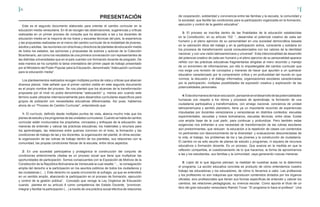 6 7
Este es el segundo documento elaborado para orientar el cambio curricular en la
educación media venezolana. En él se recogen las observaciones, sugerencias y críticas
realizadas en un primer proceso de consulta que ha abarcado a las y los docentes de
educación media en la mayoría de los liceos y escuelas técnicas del país, la experiencia
y las propuestas realizadas en el marco del cambio curricular de la modalidad de jóvenes,
adultos y adultas, las reuniones con directivas y directivos de planteles de educación media
de todos los estados, las opiniones y propuestas de autores y autoras de la Colección
Bicentenario, así como los resultados de una primera conversación con representantes de
las distintas universidades que en el país cuentan con formación docente de pregrado. De
esta manera se ha cumplido la tarea orientadora del primer papel de trabajo presentado
por el Ministerio del Poder Popular para la Educación, denominado “Adecuación curricular
para la educación media”.
Los planteamientos realizados recogen múltiples puntos de vista y críticas que abarcan
diversos planos. Vale señalar que el primer cambio visible en este segundo documento
es el propio nombre del proceso. Se nos planteó que los alcances de la transformación
propuesta por el nivel no podía denominarse “adecuación” y, menos aún cuando este
término suele utilizarse internacionalmente para desarrollos curriculares específicos para
grupos de población con necesidades educativas diferenciadas. Así pues, hablamos
ahora de un “Proceso de Cambio Curricular”, entendiendo que:
1: El currículo, definido desde múltiples puntos de vista, abarca mucho más que los
planes de estudio y los programas de las unidades curriculares. Cuando se habla de cambio
curricular están involucrados los propósitos, conceptos y enfoques de la educación, las
maneras de entender y valorar las prácticas educativas, los materiales y recursos para
los aprendizajes, las relaciones entre quienes conviven en el liceo, la formación y las
condiciones de trabajo de las y los docentes, la organización del plantel, el clima escolar,
la organización de las rutinas de trabajo dentro de los planteles, sus relaciones con la
comunidad, las propias condiciones físicas de la escuela, entre otros aspectos.
2: En una sociedad participativa y protagónica la construcción del conjunto de
condiciones anteriormente citadas es un proceso social que tiene que multiplicar las
oportunidades de participación. Somos consecuentes con la Exposición de Motivos de la
Constitución de la República Bolivariana de Venezuela la cual resalta: “… la consagración
amplia del derecho a la participación en los asuntos públicos de todos los ciudadanos y
las ciudadanas (…). Este derecho no queda circunscrito al sufragio, ya que es entendido
en un sentido amplio, abarcando la participación en el proceso de formación, ejecución
y control de la gestión pública”. Concepto que recoge la Ley Orgánica de Educación
cuando plantea en su artículo 6 como competencia del Estado Docente, “promover,
integrar y facilitar la participación (…) a través de una práctica social efectiva de relaciones
PRESENTACIÓN de cooperación, solidaridad y convivencia entre las familias y la escuela, la comunidad y
la sociedad, que facilite las condiciones para la participación organizada en la formación,
ejecución y control de la gestión educativa”.
3: El proceso se inscribe dentro de las finalidades de la educación establecidas
en la Constitución, en su artículo 102: “...desarrollar el potencial creativo de cada ser
humano y el pleno ejercicio de su personalidad en una sociedad democrática basada
en la valoración ética del trabajo y en la participación activa, consciente y solidaria en
los procesos de transformación social consustanciados con los valores de la identidad
nacional, y con una visión latinoamericana y universal”. Esta intencionalidad de desarrollo
del potencial creativo de cada ser humano y el pleno ejercicio de su personalidad aparece
reñido con las prácticas educativas fragmentarias dirigidas al mero recorrido y manejo
de un sinnúmero de informaciones, por ello lo impostergable del cambio curricular que
nos exige una revisión de conceptos y maneras de hacer que apunten a un quehacer
educativo caracterizado por la comprensión crítica y en profundidad del mundo en que
vivimos, la discusión y el diálogo informados, organizaciones escolares caracterizadas
por la participación, múltiples posibilidades de expresión creativa y exploración de las
potencialidades personales.
4:Estaotramaneradehacereducación,pensandoeneldesarrollodelaspotencialidades
humanas con respeto a los ritmos y procesos de aprendizaje, la formación de una
ciudadanía participativa y transformadora, con arraigo nacional, conciencia de unidad
latinoamericana y sentido planetario, tiene ya un importante recorrido de experiencias
impulsadas por docentes venezolanos y venezolanas en distintos contextos: escuelas
experimentales, escuelas y liceos bolivarianos, escuelas técnicas, entre otras. Existe
una amplia base de la cual partir, para continuar y profundizar. Pero también estas
exigencias nos enfrentan a una necesidad de transformación de las rutinas escolares
aún predominantes, que reducen la educación a la repetición de clases con contenidos
no pertinentes con desconocimiento de la diversidad y evaluaciones desconectadas de
la vida, el trabajo, los problemas de los y las jóvenes y la construcción de ciudadanía.
El cambio no es sólo asunto de planes de estudio y programas, ni siquiera de recursos
educativos o formación docente. Es un proceso. Que avanza en la medida en que la
reflexión compartida, el cuestionamiento de lo que hacemos, la forma de aproximarnos
a las y los estudiantes, sus familias y la comunidad, vaya generando nuevas maneras.
5: Lejos de lo que algunos piensan, la realidad de nuestras aulas no la determina
el programa. La acción educativa concreta es producto de cómo entendemos nuestro
trabajo las educadoras y los educadores, de cómo lo llevamos a cabo. Las profesoras
y los profesores no son máquinas que reproducen contenidos dictados por los órganos
oficiales, sino profesionales que tienen sus formas específicas de entender y valorar los
cambios, las relaciones pedagógicas, su vivencia escolar. Como apunta el título de un
libro del gran educador venezolano Ramón Tovar: “El programa lo hace el profesor”. Una
 