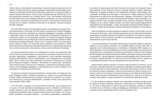 16 17
madres, padres y responsables en asambleas y mesas de trabajo en escuelas de los 24
estados. En este documento se valoran propuestas y experiencias transformadoras plan-
teadas en el país antes de la Revolución Bolivariana, tales como, en Ciencias Sociales, la
creación del área Pensamiento, Acción Social e Identidad Nacional (PASIN) bajo el con-
texto geohistórico propuesto por el profesor Ramón Tovar y las Unidades Generadoras
de Aprendizaje (UGA) como estrategia didáctica de planificación con temas propios del
entorno y de la comunidad; las experiencias de inclusión y de educación en valores de las
escuelas de Fe y Alegría e iniciativas de escuelas en las regiones (escuelas solidarias,
escuelas integrales).
En el año 2000 se crean las Escuelas Bolivarianas y se fortalecen las Escuelas Técni-
cas Robinsonianas y Zamoranas. Del PEN surge la propuesta del Proyecto Pedagógico
Nacional que inicia con la realización de congresos pedagógicos municipales, estadales
y nacionales durante los años 2004-2006, reivindicando la participación protagónica y la
construcción colectiva en las propuestas educativas. El Proyecto Pedagógico Nacional
se concibe entonces como la integración de las Escuelas Bolivarianas (creadas en 1999),
las Misiones Educativas (Robinson, Ribas y Sucre, creadas en 2003), los Liceos Boliva-
rianos (creados en 2004) y los Simoncitos para la educación inicial (creados en 2005),
conformando todos el Sistema de Educación Bolivariana (que contemplaría la articulación
de los niveles de educación inicial, primaria y media, junto a las Misiones Educativas).
Los liceos bolivarianos se crean con la orientación de “romper con la estructura tradi-
cional, transformar la escuela bajo la concepción de la construcción colectiva de los com-
ponentes organizativos, pedagógicos y administrativos, donde participan estudiantes,
docentes, administrativos, obreros, representantes y otros integrantes de la comunidad”
(MED, 2007). El plan de los liceos bolivarianos se denominó “Adolescencia y Juventud
para el Desarrollo Endógeno y Soberano”, reivindicando un enfoque inter y transdiscipli-
nario a través de áreas, seminarios de investigación y elaboración de proyectos sociopro-
ductivos como estrategias pedagógicas y metodológicas para conocer la realidad y en la
búsqueda de la integración del conocimiento.
El entonces Viceministro de Asuntos Educativos, Armando Rojas, en el Segundo Con-
greso Pedagógico (2005), manifestó la necesidad de “romper con las viejas estructuras
arcaicas, realizar transformaciones curriculares profundas que conlleven a la construc-
ción colectiva de un currículo contextualizado y orientado a formar al ser social para la
nueva república” (MED, 2005).
En el año 2007, se propone el Currículo Nacional Bolivariano, que se plantea como
“una guía con líneas orientadoras metodológicas que dan coherencia y pertinencia al
proceso educativo a partir de objetivos formativos, métodos, actividades y modos de
actuación que permitirán cumplir el encargo social de formar al ser humano, a fin de incor-
porarlo activamente al momento histórico (…) de manera comprometida y responsable”.
Se plantean en esta propuesta de diseño curricular como pilares de la educación boliva-
riana: Aprender a Crear, Aprender a Convivir y Participar, Aprender a Valorar y Aprender a
Reflexionar; se organiza el diseño en Ejes Integradores (Ambiente y Salud Integral, Inter-
culturalidad, Tecnología de la Información y Comunicación, Trabajo Liberador) y Áreas de
Aprendizaje (en el caso de los Liceos Bolivarianos: Lenguaje, Comunicación y Cultura; Ser
Humano y su Interacción con Otros Componentes del Ambiente; Ciencias Sociales y Ciu-
dadanía; Filosofía, Ética y Sociedad; Educación Física, Deportes y Recreación; Desarrollo
Endógeno en por y para el Trabajo Liberador). Así mismo, esta propuesta sugiere para la
organización de los aprendizajes: La clase, los proyectos (Proyecto Educativo Integral Co-
munitario, Proyecto de Aprendizaje y Proyecto de Desarrollo Endógeno) y el Plan Integral.
Para la socialización de esta propuesta se realizaron cursos en todo el país (Curso de
Formación de 300 horas). Como resultado se generalizó en las instituciones educativas la
metodología de Proyectos Educativos Integrales Comunitarios y de Proyectos de Apren-
dizaje. Aunque el Plan de Estudio propuesto no fue oficialmente aprobado, se desarrolla
actualmente en algunos liceos del país.
En estos antecedentes es importante reseñar algunos proyectos dirigidos al desarrollo,
dotación y uso de recursos educativos, con indudable impacto curricular. Entre ellos, el
desarrollo de los Centros Bolivarianos de Informática y Telemática (CBIT) dirigidos a la
democratización del uso del computador como recurso de aprendizaje, la promoción de las
tecnologías libres y la integración comunitaria a las escuelas; la creación de las Unidades
Móviles Integrales de Educación Bolivariana (UMIEB), para facilitar el acceso a laboratorios
de computación , ciencias naturales y sociales a escuelas alejadas de los centros urbanos;
el Proyecto Canaima Educativo, por medio del cual se han dotado más de 3 millones de
computadoras personales a las y los estudiantes de educación primaria y media.
Merece también especial mención el Proyecto Todas las Manos a la Siembra, que ha
promovido y difundido la práctica de la agricultura sustentable y el enfoque agroecológico
en buena parte de los centros educativos, incorporando estos temas al currículo, aunque
con alcances diversos. Igualmente, y dado que este proceso de cambo curricular se ini-
ciará en Liceos de Turno Integral, es necesario apuntar que el Programa de Alimentación
Escolar (ahora Sistema de Alimentación Escolar) alcanza hoy a más de 2 mil liceos na-
cionales y está jugando un papel importante en el impulso de la agricultura escolar.
En este contexto es necesario destacar como antecedente inmediato de este proceso
de cambio curricular al desarrollo, producción y distribución de la Colección Bicentena-
rio. Sin duda, su elaboración por parte de equipos de profesoras y profesores, permitió
la revisión de los contenidos y enfoques pedagógicos, desarrollando una propuesta de
vinculación entre el aprendizaje escolar, la vida y la reflexión crítica.
 