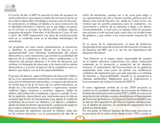 En función de ello, el MEP ha asumido la tarea de recuperar los            millón de estudiantes, quienes van a las urnas para elegir a
centros educativos como espacios vitales de convivencia social, en         sus representantes de aula y forman partidos políticos para ser
los cuales se desarrollen actividades y procesos para la discusión,        electos como Comité Ejecutivo. Así, desde los 7 años inician una
la conversación, el diálogo, el debate y la sana construcción de           vivencia que les permite prepararse para la ciudadanía, con
la identidad individual y colectiva; por lo que deben incorporar           conocimiento y práctica de sus derechos a elegir y ser electos.
en el currículo un proceso de reforma para modificar algunos               Consecuentemente, a nivel micro se realizan todos los procesos
programas de estudio. Entre ellos, el de Educación Cívica, el cual         que se hacen a nivel nacional cada cuatro años, en las elecciones
a partir del 2009 experimentó una serie de transformaciones                de gobierno y que cubren a los costarricenses mayores de 18
tanto en su contenido como en el abordaje metodológico de                  años.
aprendizaje.
                                                                           En el marco de la reestructuración, el tema de Gobiernos
Los propósitos con estos nuevos planteamientos se encaminan                Estudiantiles formó parte de la Dirección de Promoción y Protección
a identificar la participación directa en la elección y la                 de Derechos del MEP, que a su vez fue una dependencia del
representatividad como elementos fundamentales del sistema                 Despacho Ministerial.
democrático y como mecanismos que brindan la posibilidad del
ejercicio de la ciudadanía a niños, niñas y adolescentes; a la             “Esta Dirección es el órgano asesor responsable de impulsar
valoración del proceso electoral; a la toma de decisiones que              en el sistema educativo costarricense una cultura institucional
conlleve a la búsqueda de soluciones; a la vivencia de los valores         sustentada en la promoción y protección de los derechos
democráticos y a asumir el ejercicio de la ciudadanía como un              humanos. El mejoramiento del funcionamiento de los gobiernos
derecho que implica una serie de responsabilidades.                        estudiantiles tiene como punto de partida una modificación
                                                                           cualitativa del reglamento para que este responda a un enfoque
El proceso de elección -según el Ministerio de Educación Pública-          de derechos y responsabilidades, basado en la perspectiva e
de los y las representantes estudiantiles es considerado como un           intereses estudiantiles” (Reglamento para la Organización y
pilar para el entrenamiento democrático, un espacio de educación           Funcionamiento del Gobierno Estudiantil 2009:7).
no formal que se da en el marco de los centros educativos, en
donde los y las estudiantes aprenden a organizarse, manejar                El nuevo reglamento emitido en el año 2009 encuentra su
conflictos, lograr consensos y acuerdos, negociar, hablar en               sustento en los resultados obtenidos de encuentros de Gobiernos
público, pero sobre todo a respetarse, a ganar y a perder. Es uno          Estudiantiles realizados entre los años 2007 y 2008; así como en la
de los ejercicios democráticos más importantes para la vida en             recopilación de múltiples consultas atendidas por el Departamento
sociedad que facilita las herramientas para ejercer la condición           de Promoción de Derechos y Participación Estudiantil del MEP y por
ciudadana; es promover los derechos y el ejercicio ciudadano               la Sección de Capacitación del Tribunal Supremo de Elecciones;
desde una base estudiantil, reconociendo y propiciando espacios            con el objetivo de alcanzar la consolidación organizativa de los
para nuevas orientaciones y formas de participación.                       gobiernos estudiantiles.
Estos procesos de relevancia nacional se realizan cada año                 Por otra parte, el Tribunal Supremo de Elecciones incursiona en
en los centros educativos, con la participación de más de un               la promoción de la cultura cívica desde el año 1993, cuando se
                                                                      38
 