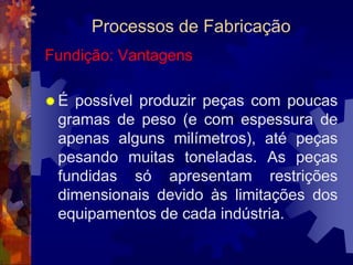 Materiais para Construção MecânicaFerro Fundido MaleávelO ferro fundido maleável de núcleo branco passa por um tratamento térmico, em atmosfera oxidante, no qual o carbono é removido por descarbonetação, não havendo formação de grafita.Por causa disso, ele adquire características semelhantes às de um aço de baixo carbono, pode ser soldado e é empregado na fundição de peças de pequenas espessuras.