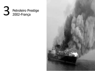 Petroleiro Prestige
2002-França3 Foto em P&B de um navio
afundando perto da costa
 
