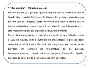 16Uma mistura de minerais  que não fundem à mesma temperatura. Quando a rocha atinge a temperatura  a que a fusão se inicia, produz-se uma composição distinta da da fonte e do material que não fundiu (resíduo refractário). À medida que a temperatura aumenta, um maior nº de minerais sofrerá fusão e maiores quantidades de magma serão produzidas. Se a dada altura, esse magma se separar da fonte, tanto o magma como o resíduo não-fundido terão composições diferentes entre si e distintas da rocha-mãe. Este processo – FUSÃO PARCIAL – é por isso um importante mecanismo de fraccionamento.A composição dos magmas formados por fusão parcial vai depender fundamentalmente da:	 - composição da rocha-mãe	- percentagem da fusão da rocha-mãe.