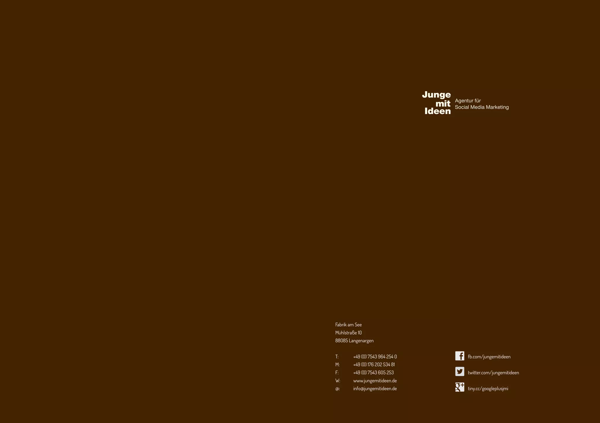 R

Recruiting 			
Personalbeschaffung. Decken eines zuvor definierten
Personalbedarfs.
Responsive Rate		
Zeit, die verstreicht, bis eine Antwort erfolgt.

S

SEO 			
Search Engine Optimization, Suchmaschinenoptimierung.
Optimierung der Eigenschaften einer Internetseite um in
einer Suchmaschine durch eine höhere Rangplatzierungbesser
gefunden zu werden (Unbezahlte Platzierung).
SEM 			
Search Engine Marketing. Umfasst alle Werbemaßnahmen
zur Gewinnung von Besuchern für eine Internetseite.
sharen (Share) 		
Teilen. Einen fremden, bereits veröffentlichten Beitrag auf
eigenem Profil nochmals veröffentlichen. (Verweis)
Shitstorm			
Öffentlicher Angriff auf ein Unternehmen durch konstruktive
oder subjektive Meinungsäußerung, dem sich viele Menschen
anschließen.
Social Media		
Öffentlicher, gemeinschaftlicher Austausch auf digitaler Basis.
Social Skills		
Soziale Kompetenz.
SPAM 			
Unerwünschte, unverlangte Nachricht meist mit werblichem
Inhalt.
spreaden (Spread) 		
Streuen. Einen Link zu einem Beitrag, einen Beitrag
oder Teile eines Beitrages auf mehreren Kanälen
gleichzeitig veröffentlichen.
Storytelling 		
Geschichtenerzählen.

T

Targeting 			
Zielgruppenorientierte Einblendung von Werbung auf
Internetseiten.
Tagging 	 		
Auszeichnen einer Datei mit Schlagwörtern um die spätere
Auffindbarkeit zu steigern und die Zuordnung zu vereinfachen.

Template 			
Vorlage, welche mit Inhalt gefüllt werden kann.
Touchpoint Marketing 	
Marketingmaßnahme, konzentriert auf den Punkt, an dem
der (potenzielle) Kunde mit einem Unternehmen in Berührung
kommt.

„Wir freuen uns auf Sie!“

twittern 			
Das Verfassen und Veröffentlichen eines Beitrages auf der
Twitter- Plattform.

U

Usability 			
Bedienerfreundlichkeit.
User Experience 		
Erfahrung, welche ein Nutzer bei der Anwendung eines
Vorgangs bereits aufweist.
User Generated Content 	
Nutzergenerierte Inhalte.

V

Venue 			
Standort.
View (Page Impression) 	
Bezeichnet die Anzahl der Abrufe einer einzelnen Webseite
über einen Webbrowser.
Virales Marketing		
Virusähnliche Verbreitung einer Information.

W

Web 2.0 			
Beschreibt das „Fortentwickelte Internet“ in welchem der
Nutzer eigene Inhalte zur Verfügung stellt. Synonym für
Social Media.
	
Web-Browser 		
Programm zur Darstellung einer Internetseite.
Webcrawler/Spider 		
Ist ein Computerprogramm, welches das World Wide Web
durchsucht und Webseiten analysiert.
Word of Mouth		
Mundpropaganda. Mündliche Überlieferung.
Workshop 			
Veranstaltung zwischen Berater und Kunde, bei welchem
ein Wissenstransfer stattfindet.

Junge mit Ideen
Agentur für Social Media Kommunikation
Fabrik am See
Mühlstraße 10
88085 Langenargen
T: 	

+49 (0) 7543 964 254 0

M:	

+49 (0) 176 202 534 81

F:	

+49 (0) 7543 605 253

W:	

www.jungemitideen.de

@:	

info@jungemitideen.de

	

fb.com/jungemitideen

	

twitter.com/jungemitideen

	

tiny.cc/googleplusjmi	

 