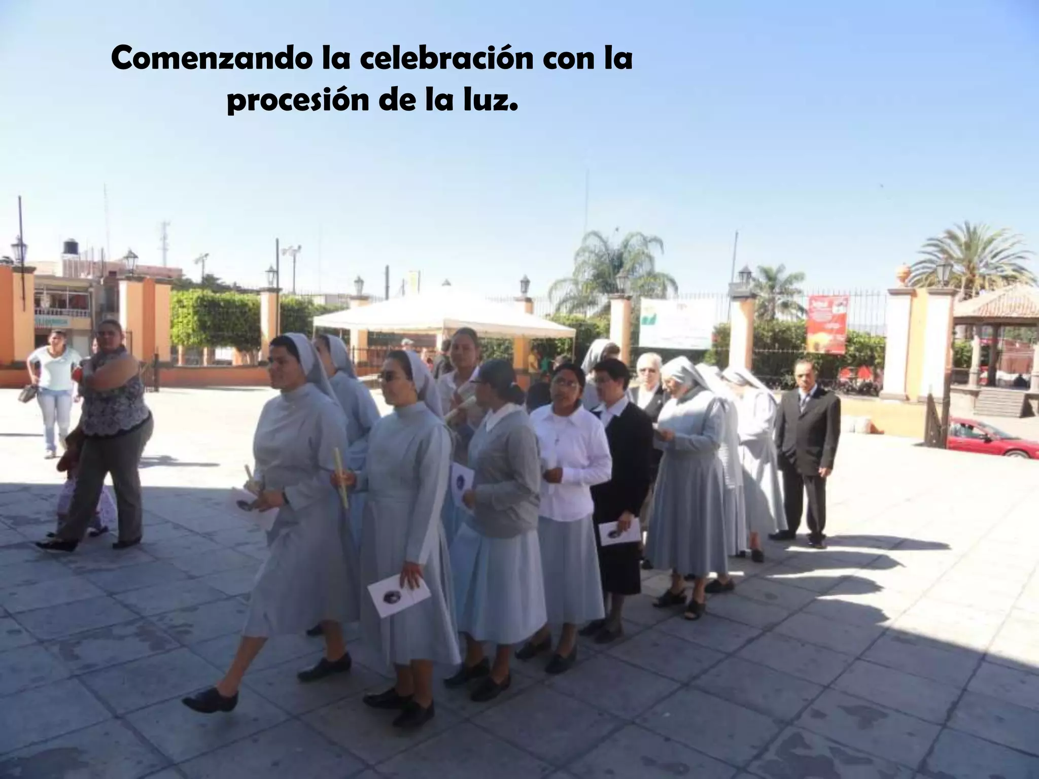Comenzando la celebración con la
procesión de la luz.
